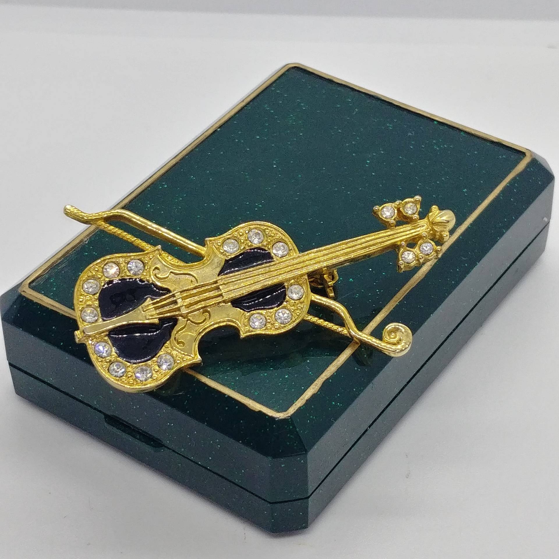 Vintage Gold-Ton Geige Brosche Mit Emaille von VintageBijouStore