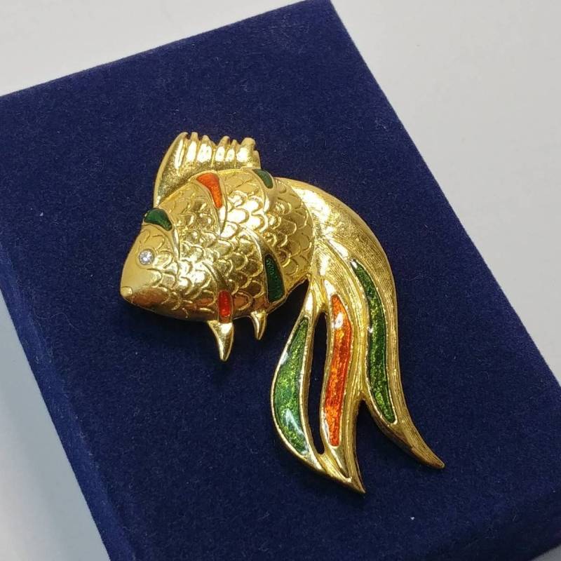 Vintage Gold Ton Goldfisch Brosche Mit Bunten Emaille von VintageBijouStore