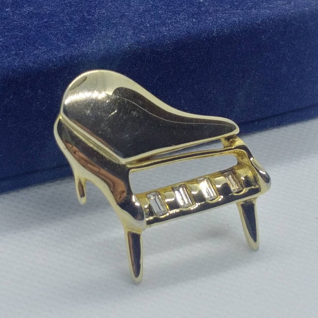 Vintage Gold-Ton-Klavierbrosche Mit Strasssteinen von VintageBijouStore