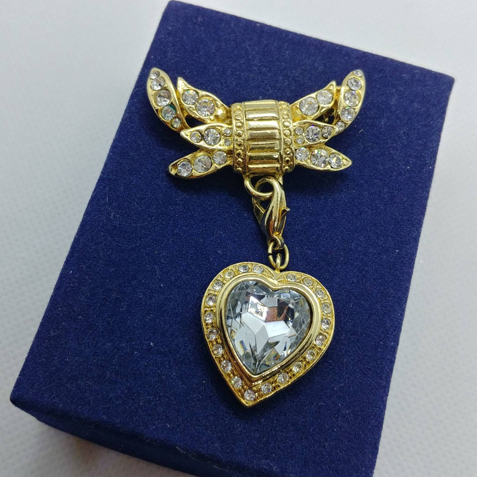 Vintage Gold Ton Schleife Herz Brosche Mit Strass von VintageBijouStore