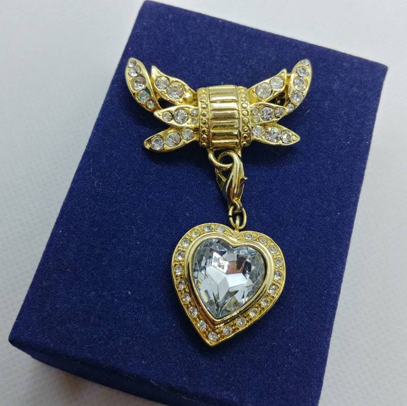 Vintage Gold Ton Schleife Herz Brosche Mit Strass Vintage Gold Ton Schleife Herz Brosche Mit Strass von VintageBijouStore