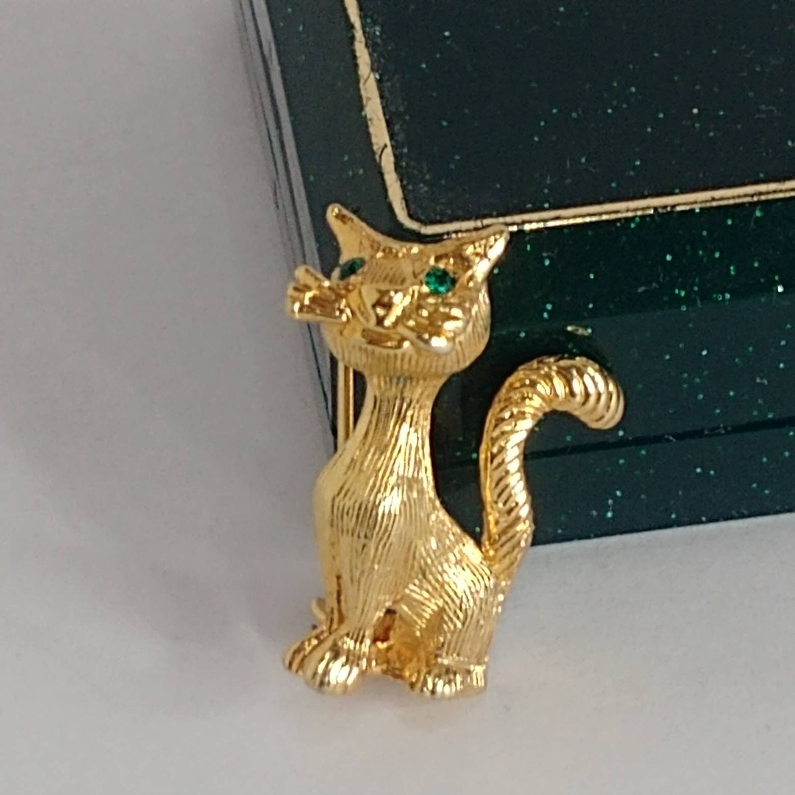 Vintage Gold Tone Katzenbrosche Mit Grünen Augen von VintageBijouStore