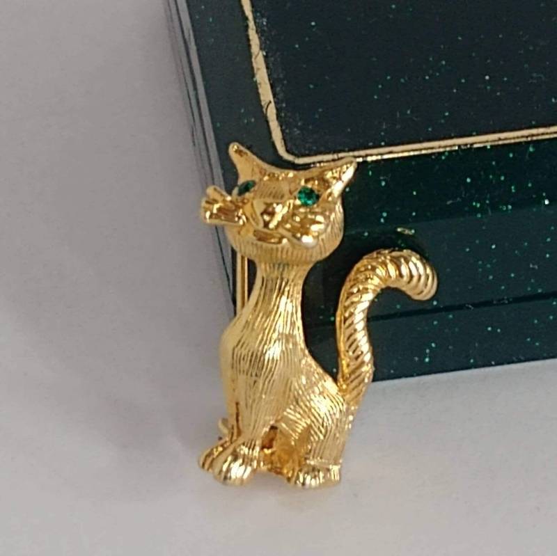 Vintage Gold Tone Katzenbrosche Mit Grünen Augen von VintageBijouStore