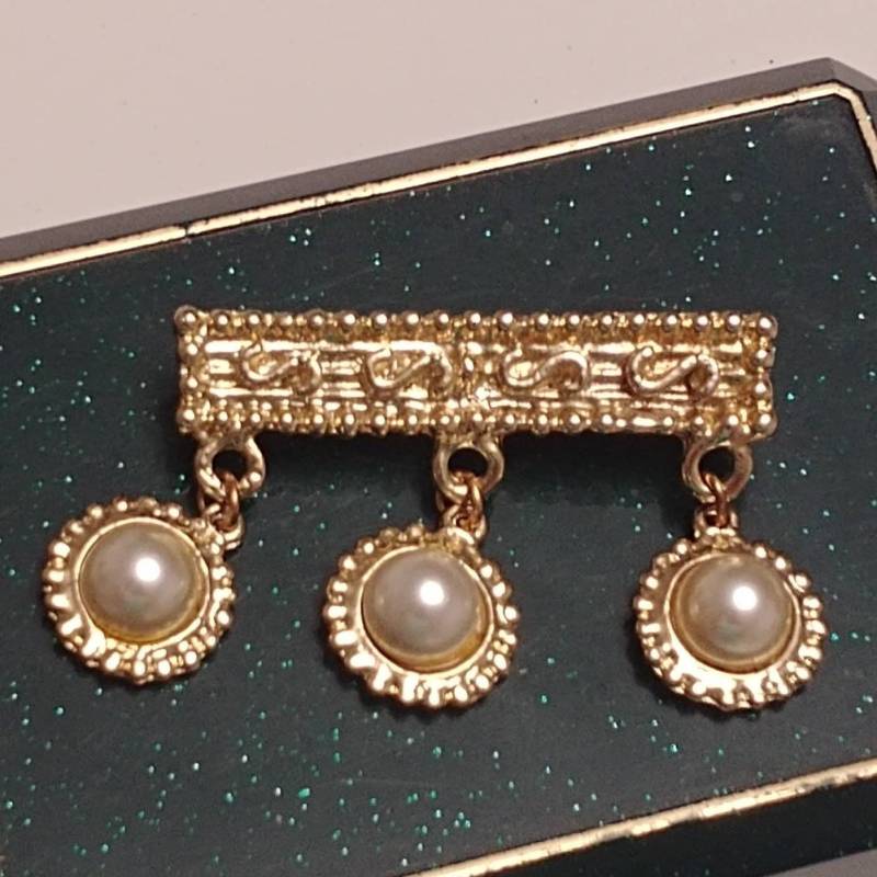 Vintage Goldbrosche Mit Anhängern Und Perlen von VintageBijouStore