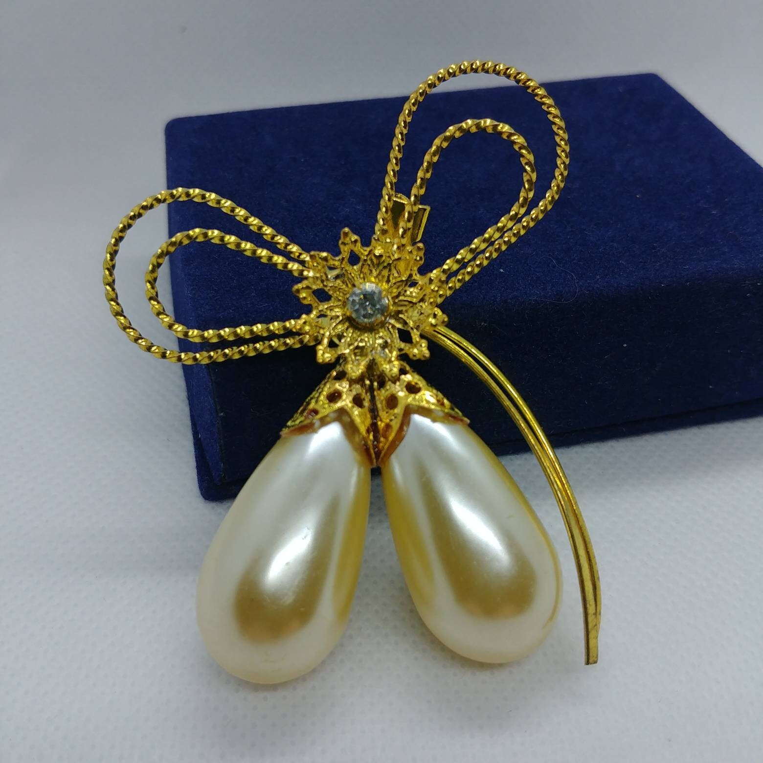 Vintage Goldbrosche Mit Großen Perlen, Mantelbrosche von VintageBijouStore