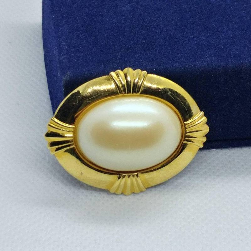 Vintage-Goldbrosche Mit Großer Perle/Cabashon von VintageBijouStore