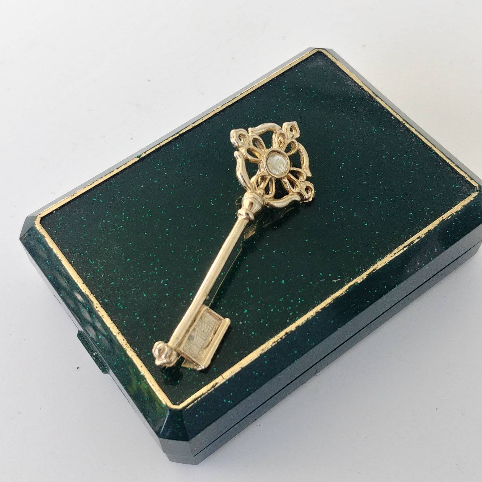 Vintage Golden Key Brosche Mit Strass von VintageBijouStore