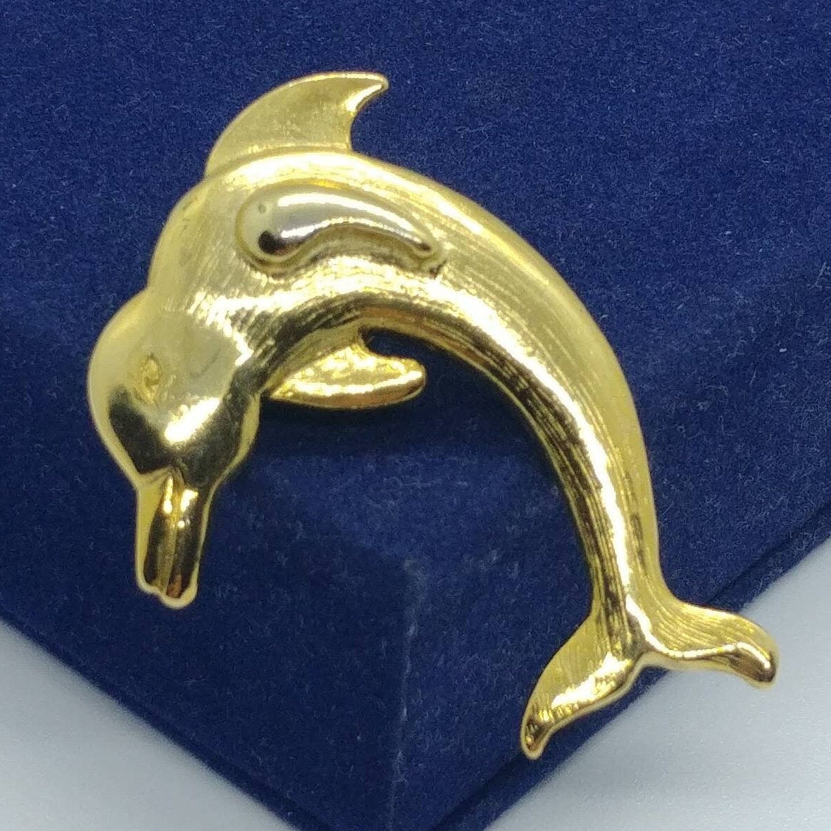Vintage Goldfarbene Delfin Brosche von VintageBijouStore