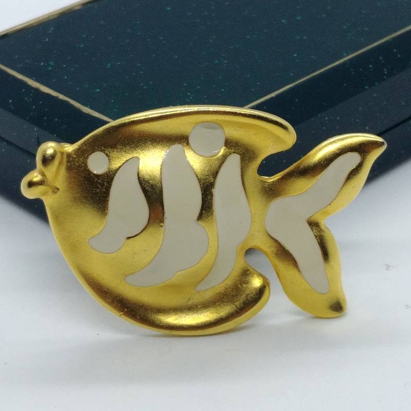 Vintage Goldfarbene Fisch Brosche Mit Weißer Emaille von VintageBijouStore
