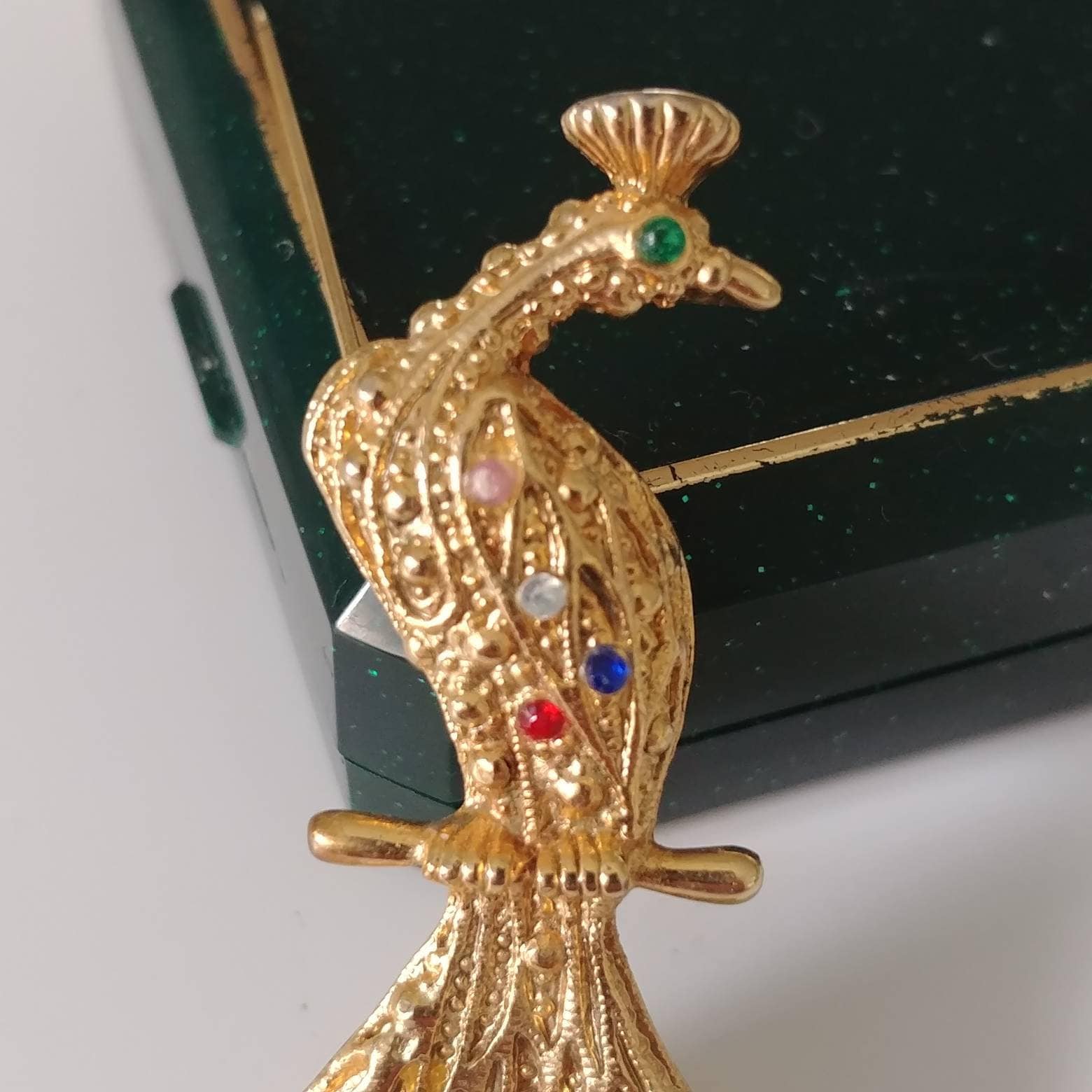 Vintage Goldfarbene Pfau-Brosche Mit Rot Blauen Strasssteinen von VintageBijouStore