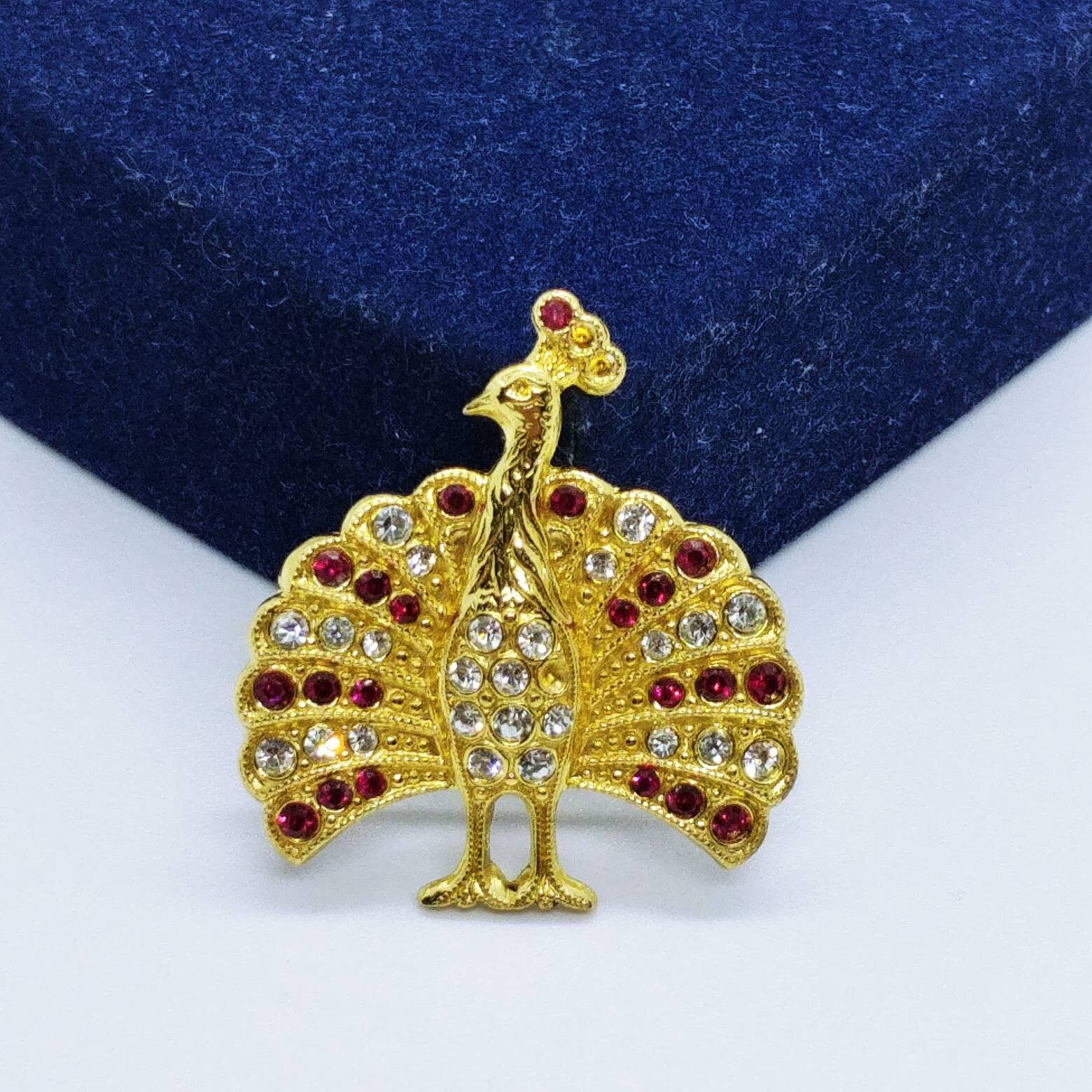 Vintage Goldfarbene Pfau-Brosche Mit Rotem Straß von VintageBijouStore