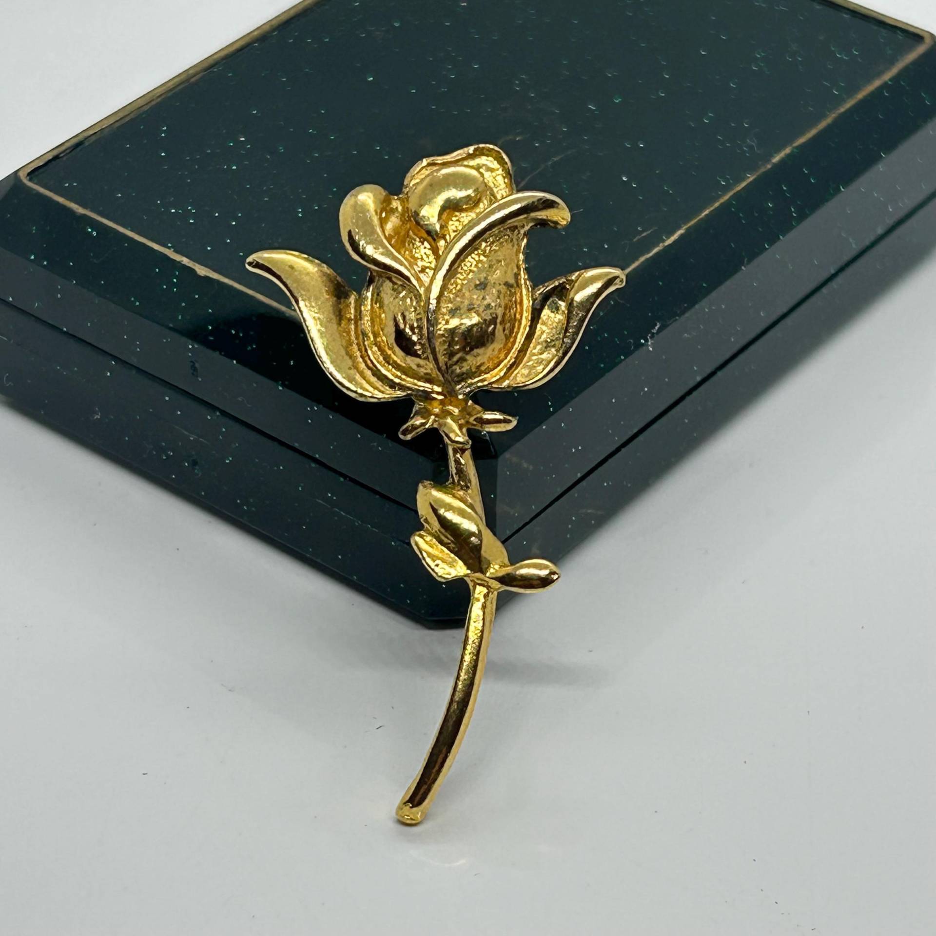 Vintage Goldfarbene Rosenbrosche von VintageBijouStore