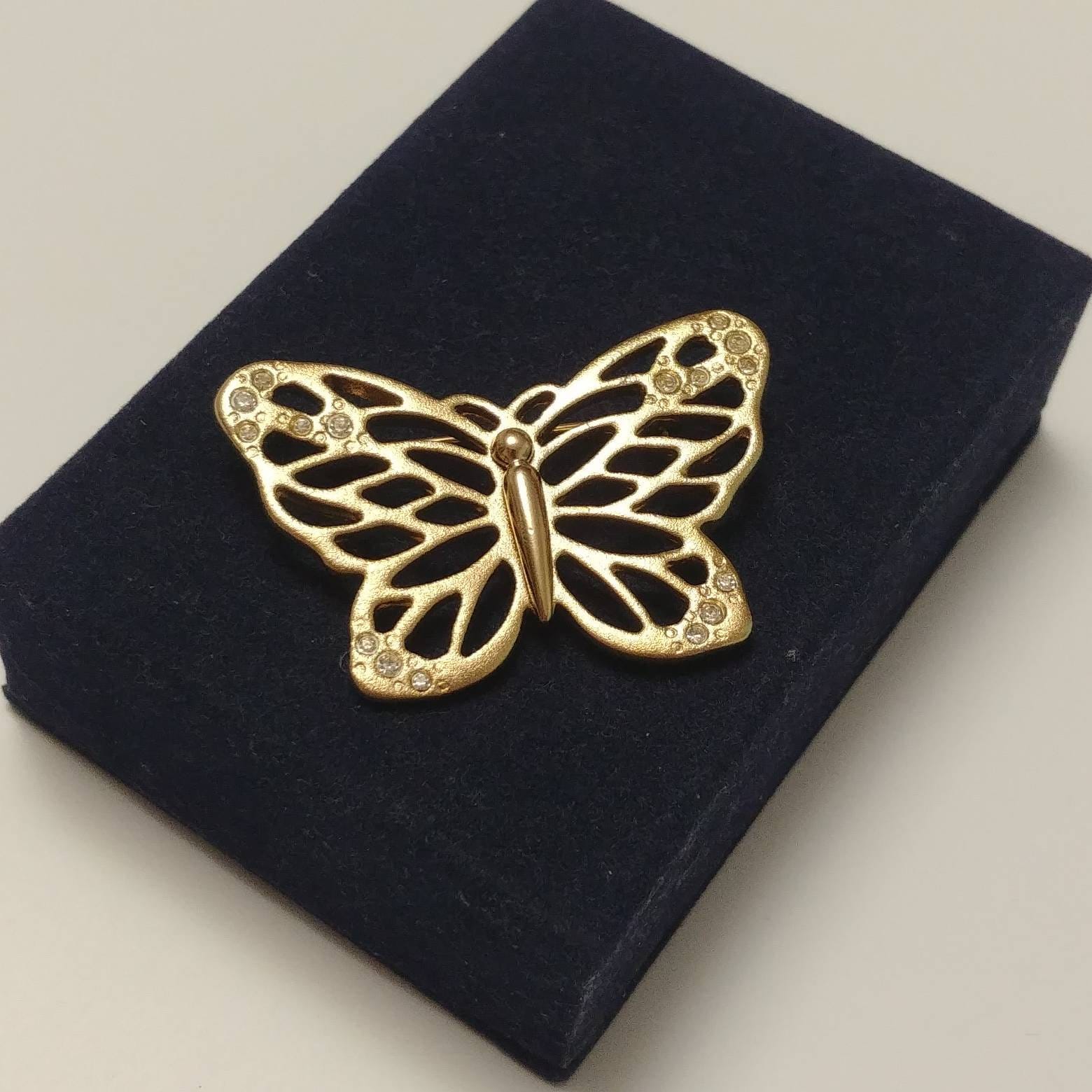 Vintage Goldfarbene Schmetterlingsbrosche von VintageBijouStore