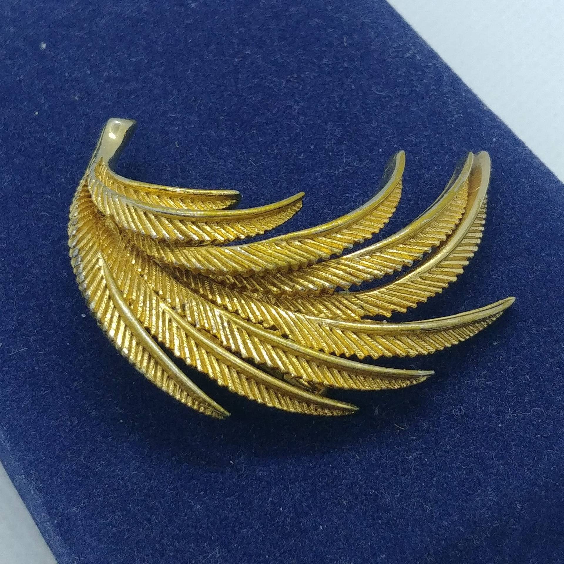 Vintage Goldfarbene Sphinx Signature Feder Brosche von VintageBijouStore