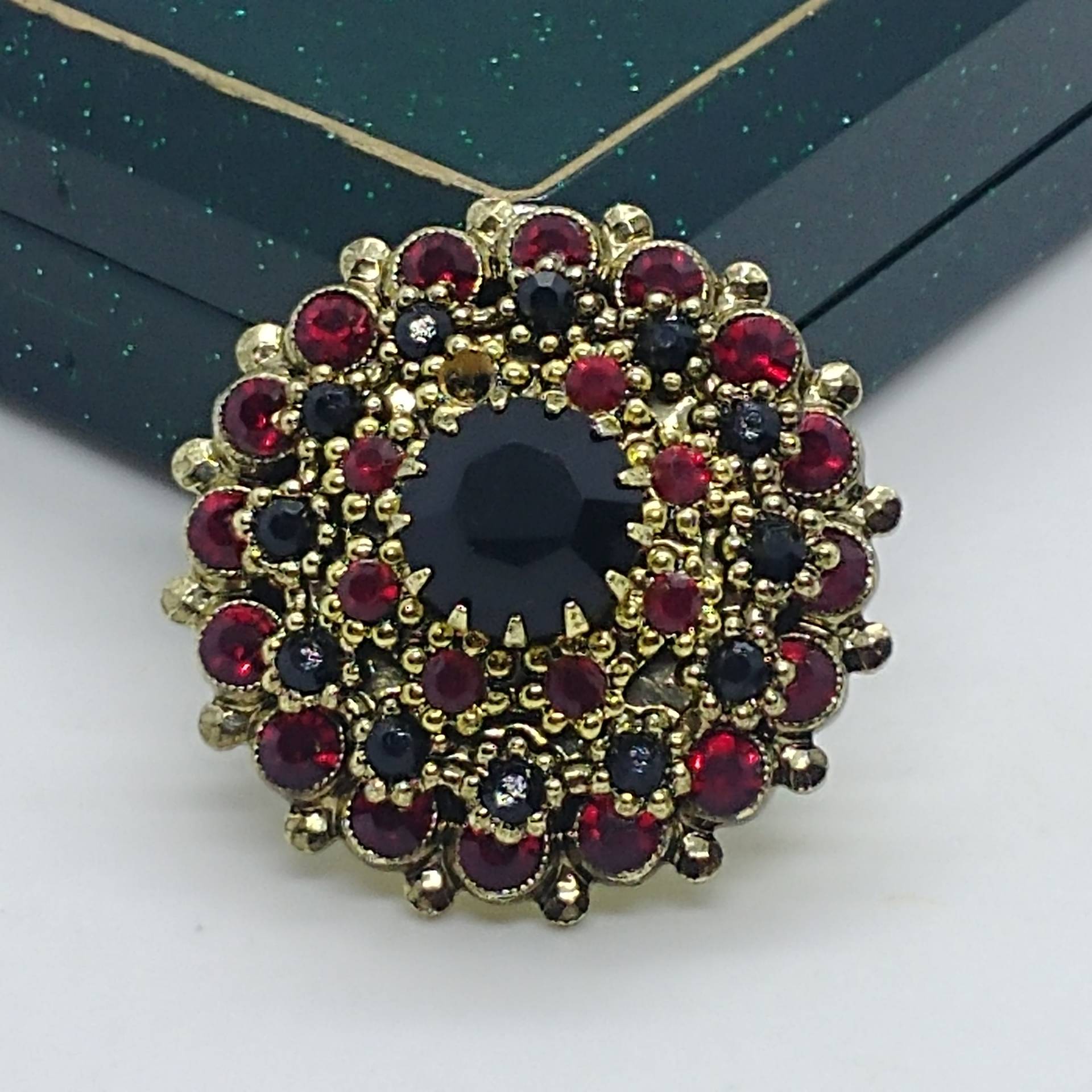 Vintage Granat Glasstein Brosche Pin von VintageBijouStore