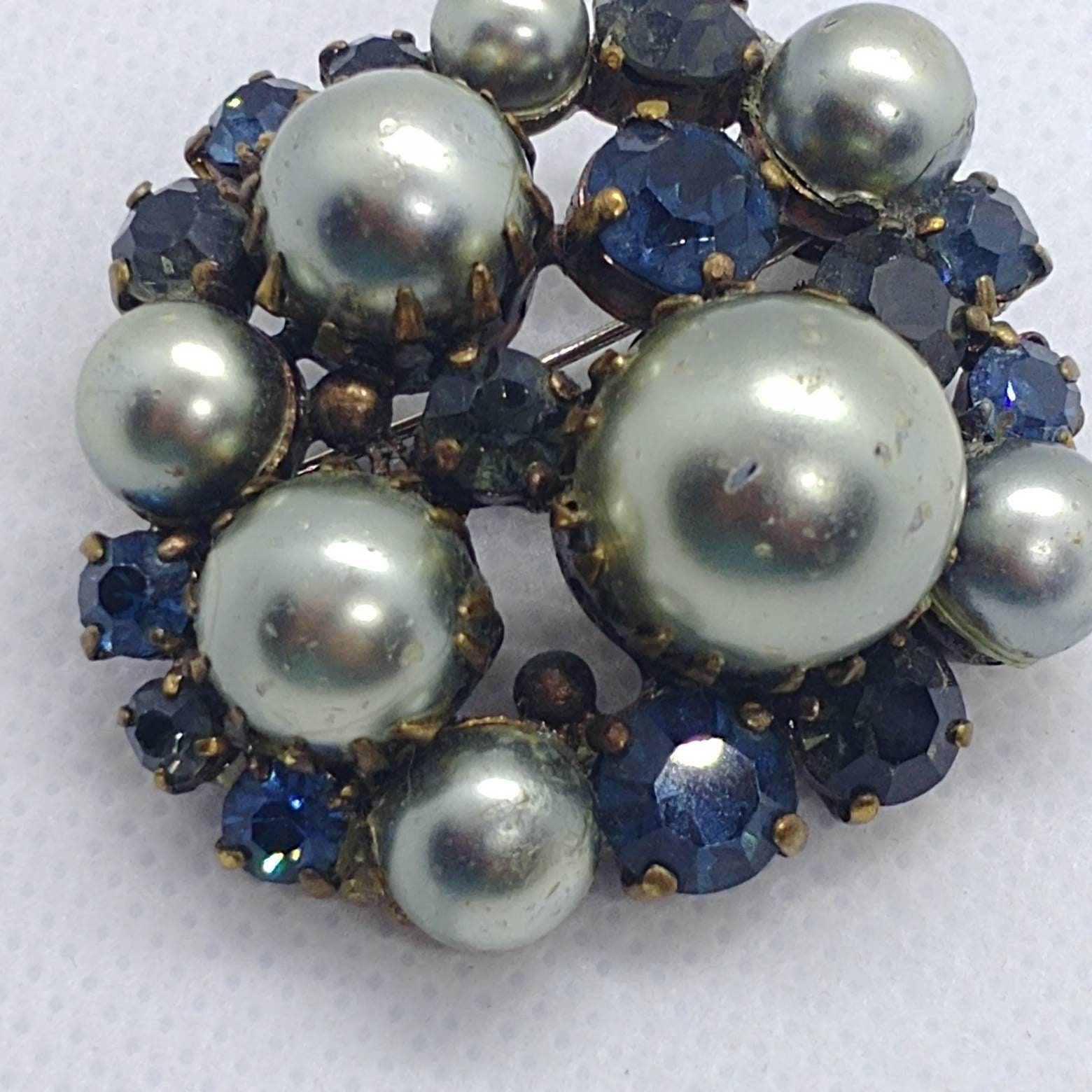 Vintage Graue Perlenbrosche Mit Blauen Kristallen von VintageBijouStore
