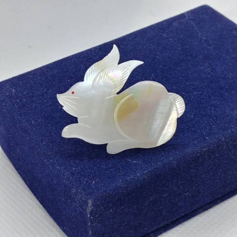 Vintage Hase Kaninchen Brosche, Anstecknadel Perlmutt Vintage Hase Kaninchen Brosche, Anstecknadel Perlmutt von VintageBijouStore