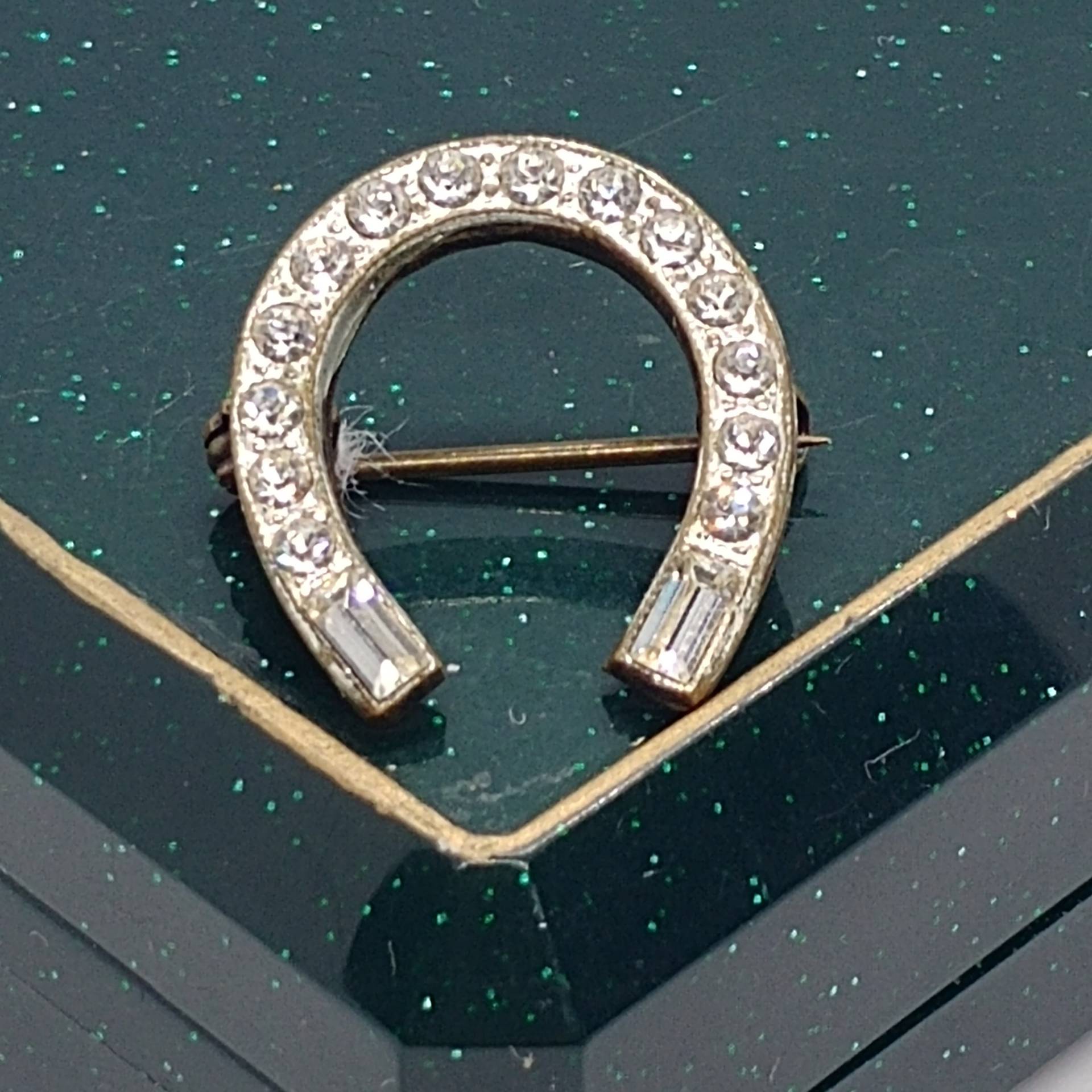 Vintage Hufeisen Strass Brosche Goldfarbener Glücksbringer von VintageBijouStore