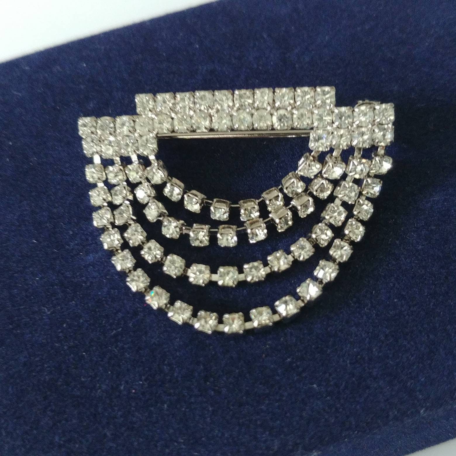 Vintage Kaskaden Kristall Brosche Silberfarbene Strass Anstecknadel von VintageBijouStore