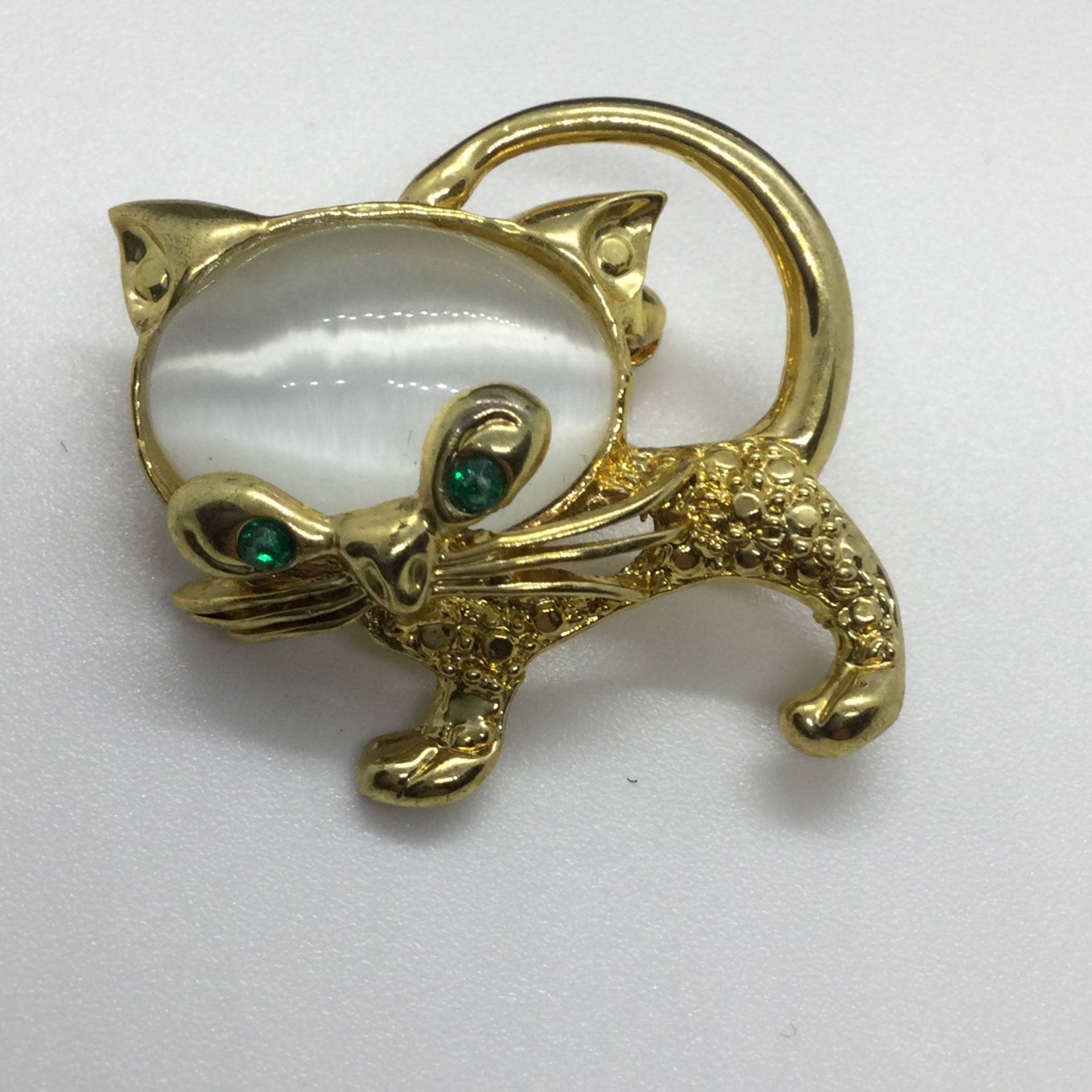 Vintage Katzenbrosche Goldfarben, Grüne Augen Und Perle von VintageBijouStore