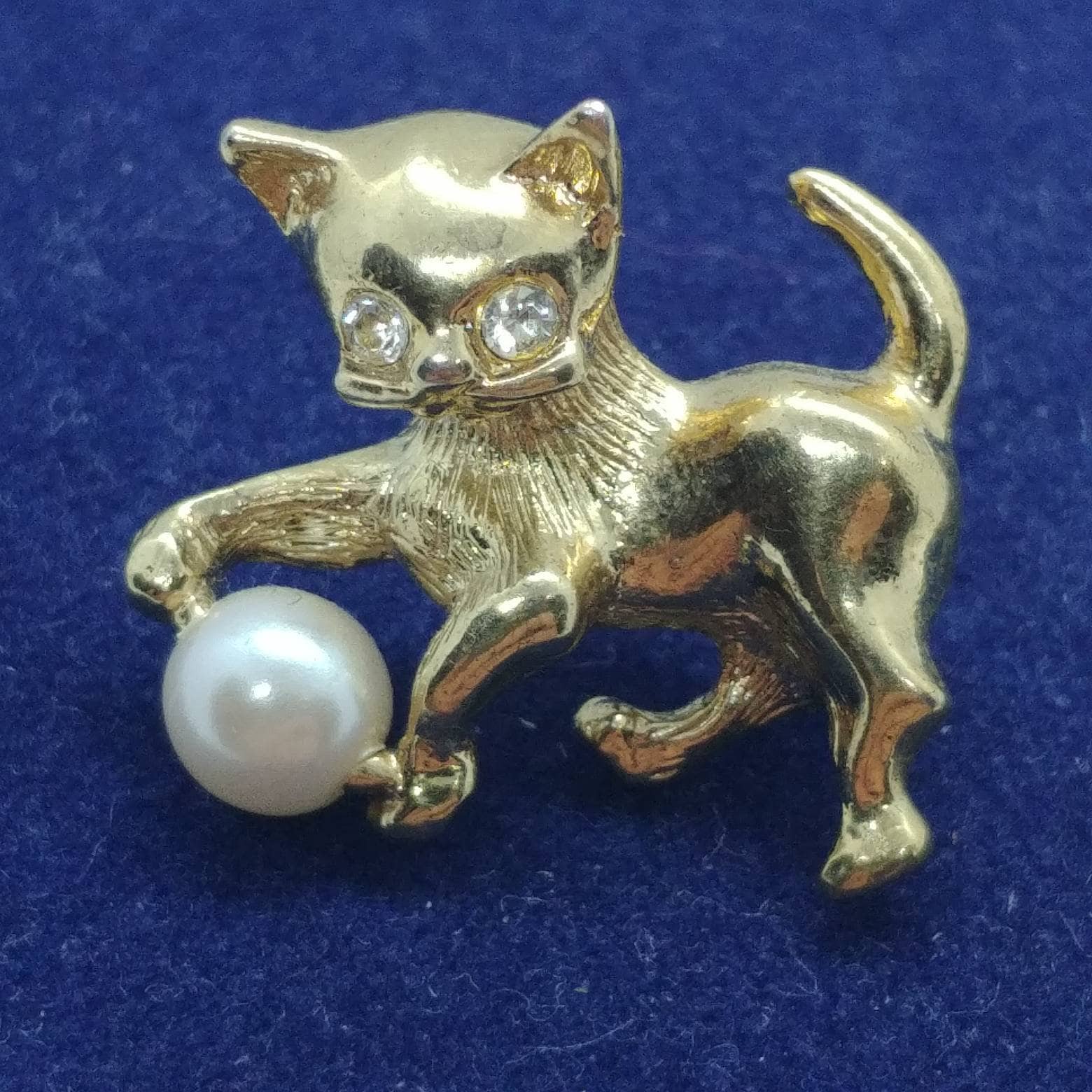 Vintage Katzen Mini Brosche/Anstecknadel Goldfarben Mit Perle von VintageBijouStore