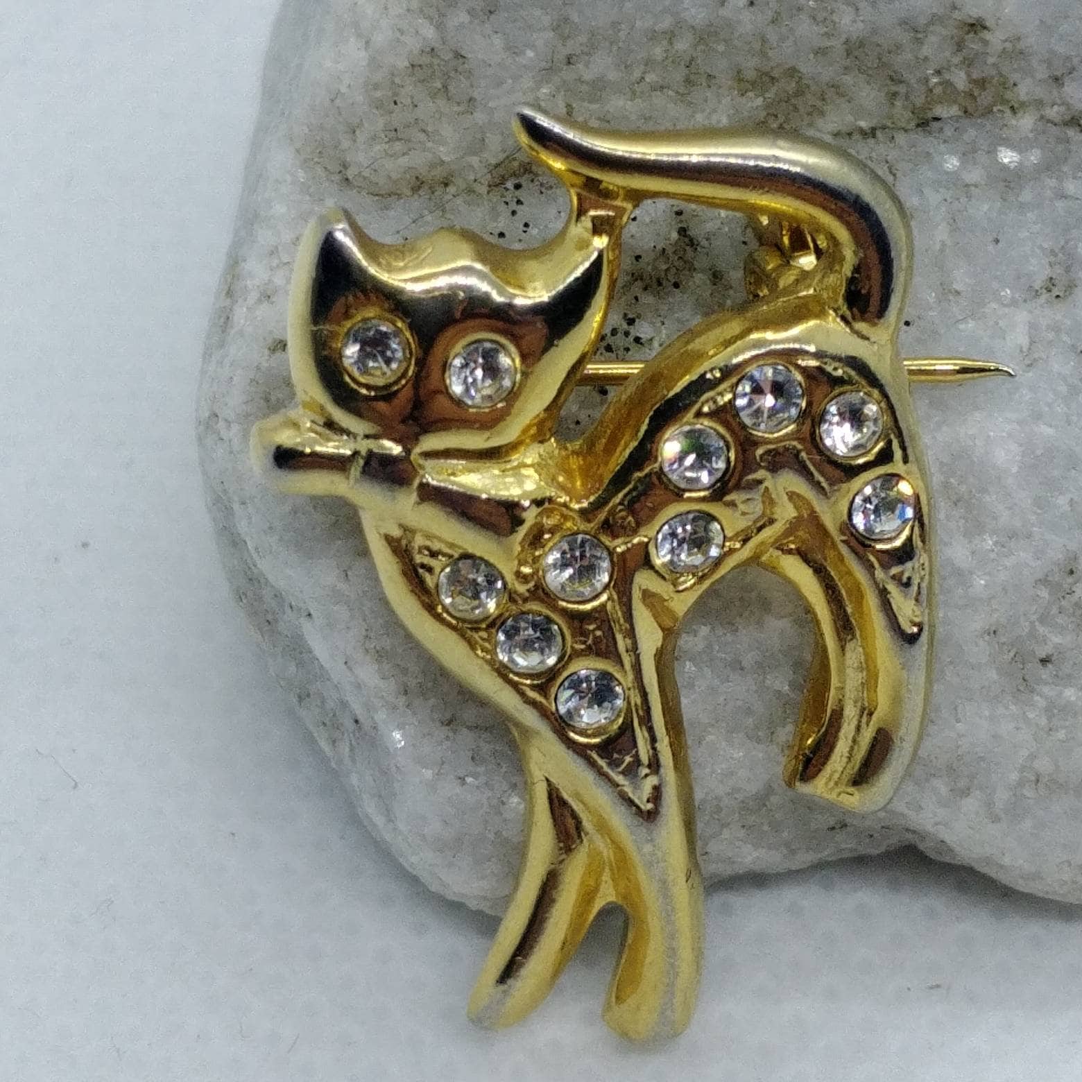 Vintage Katzenbrosche Goldfarben Mit Strass von VintageBijouStore