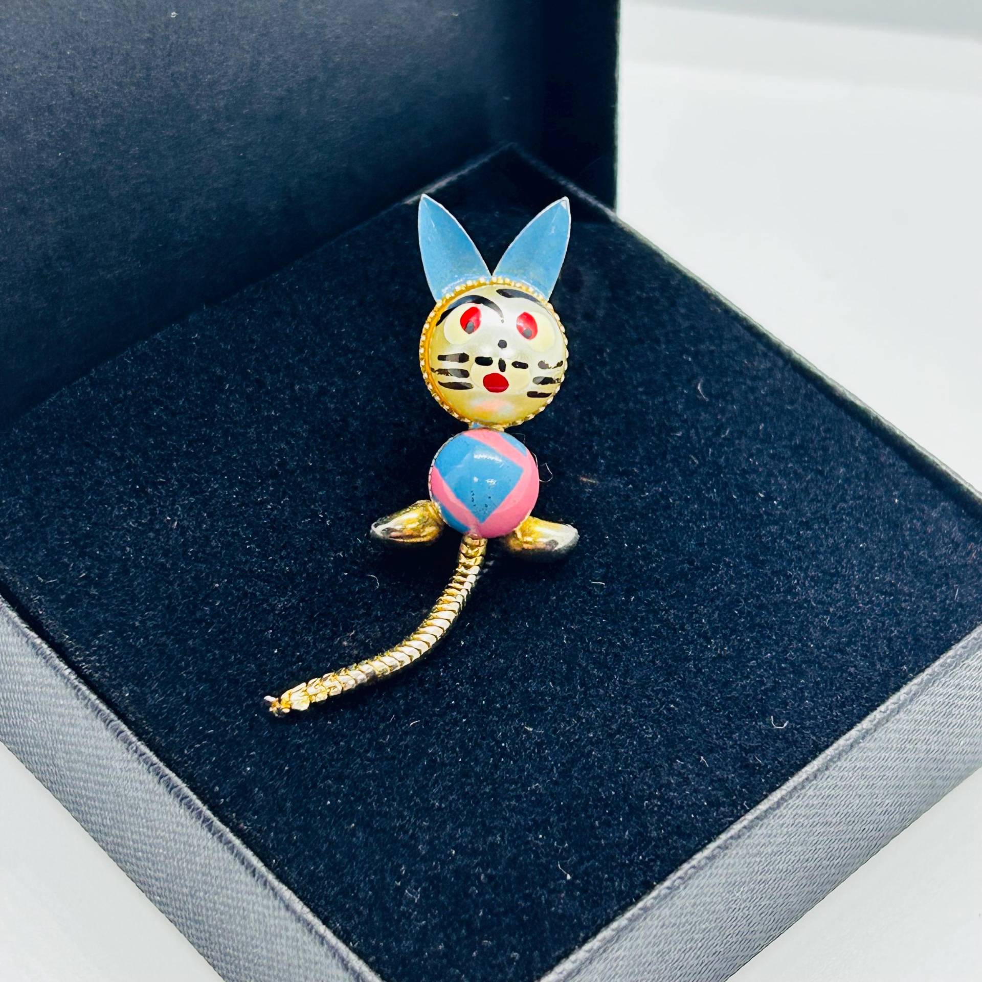 Vintage Katzenbrosche Goldfarben Und Perle Mit Emaille von VintageBijouStore