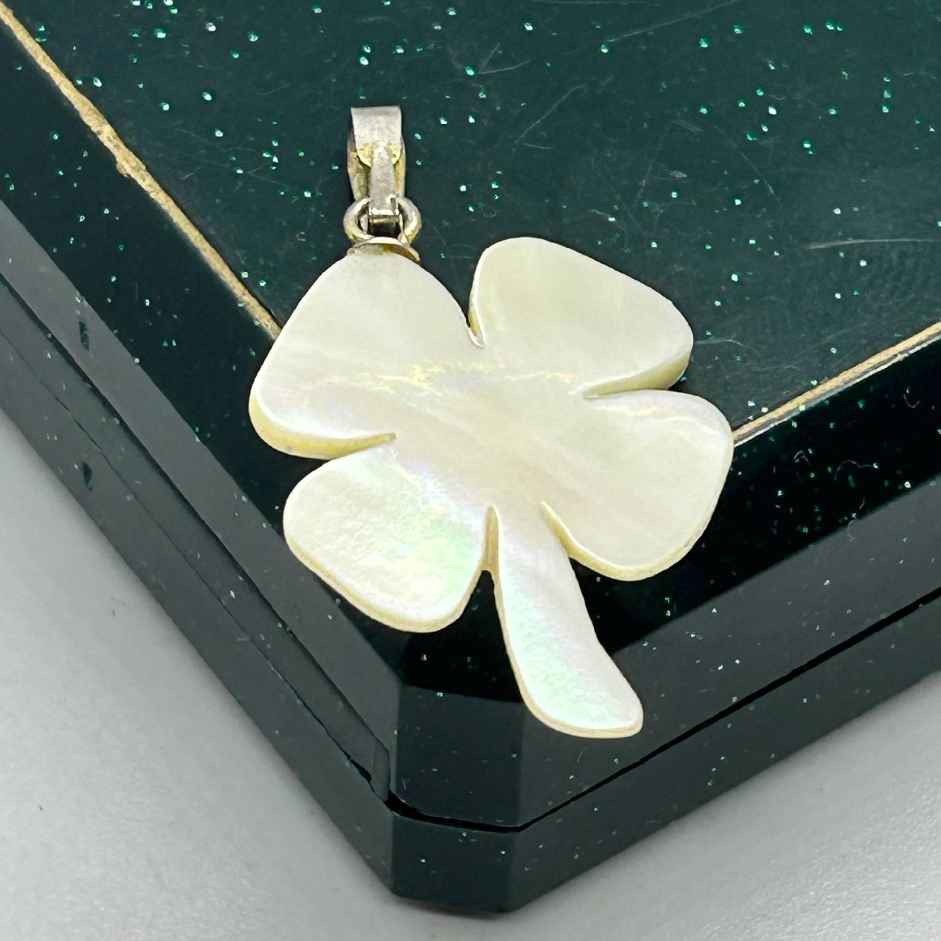 Vintage Klee Anhänger Perlmutt, Muther Perlmutt von VintageBijouStore