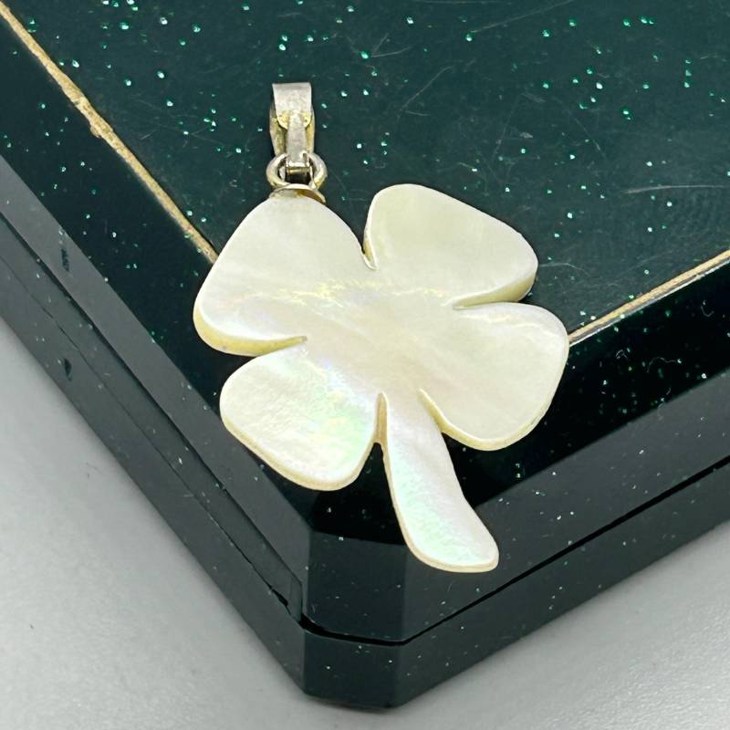 Vintage Klee Anhänger Perlmutt, Muther Perlmutt Vintage Klee Anhänger Perlmutt, Muther Perlmutt von VintageBijouStore