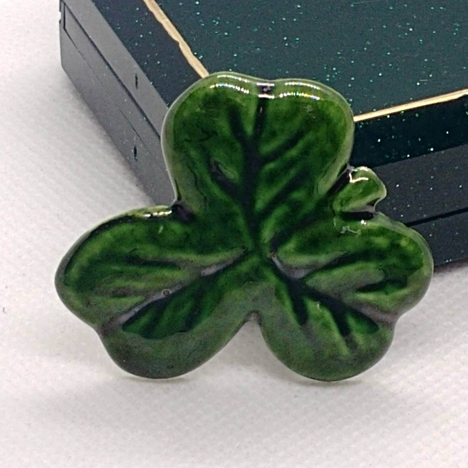 Vintage Klee Kleeblatt Brosche Grün Ton Keramik Porzellan von VintageBijouStore