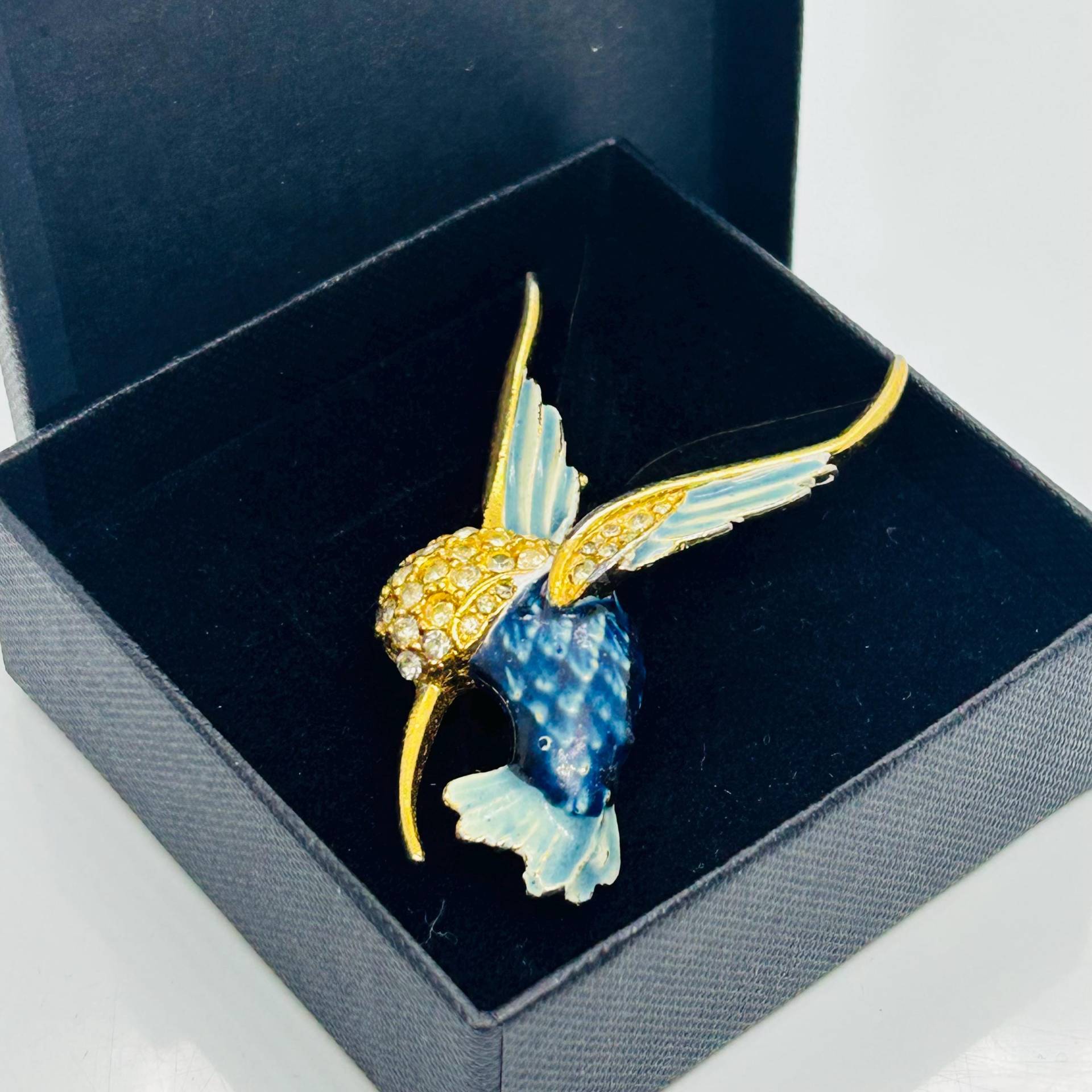 Vintage Kolibri Brosche Goldfarben Mit Schwarzer Emaille von VintageBijouStore