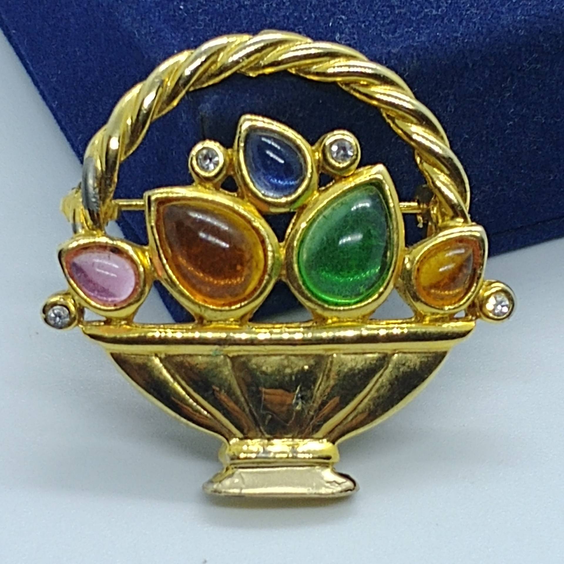Vintage Korb-Brosche, Blume Gold-Ton Mit Farbigen Cabochons von VintageBijouStore