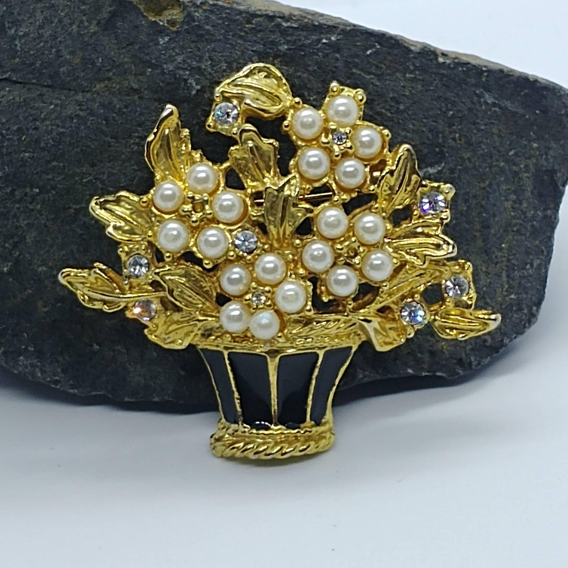 Vintage Korb-Brosche, Blume Gold-Ton Mit Schwarzer Emaille Und Perlen von VintageBijouStore