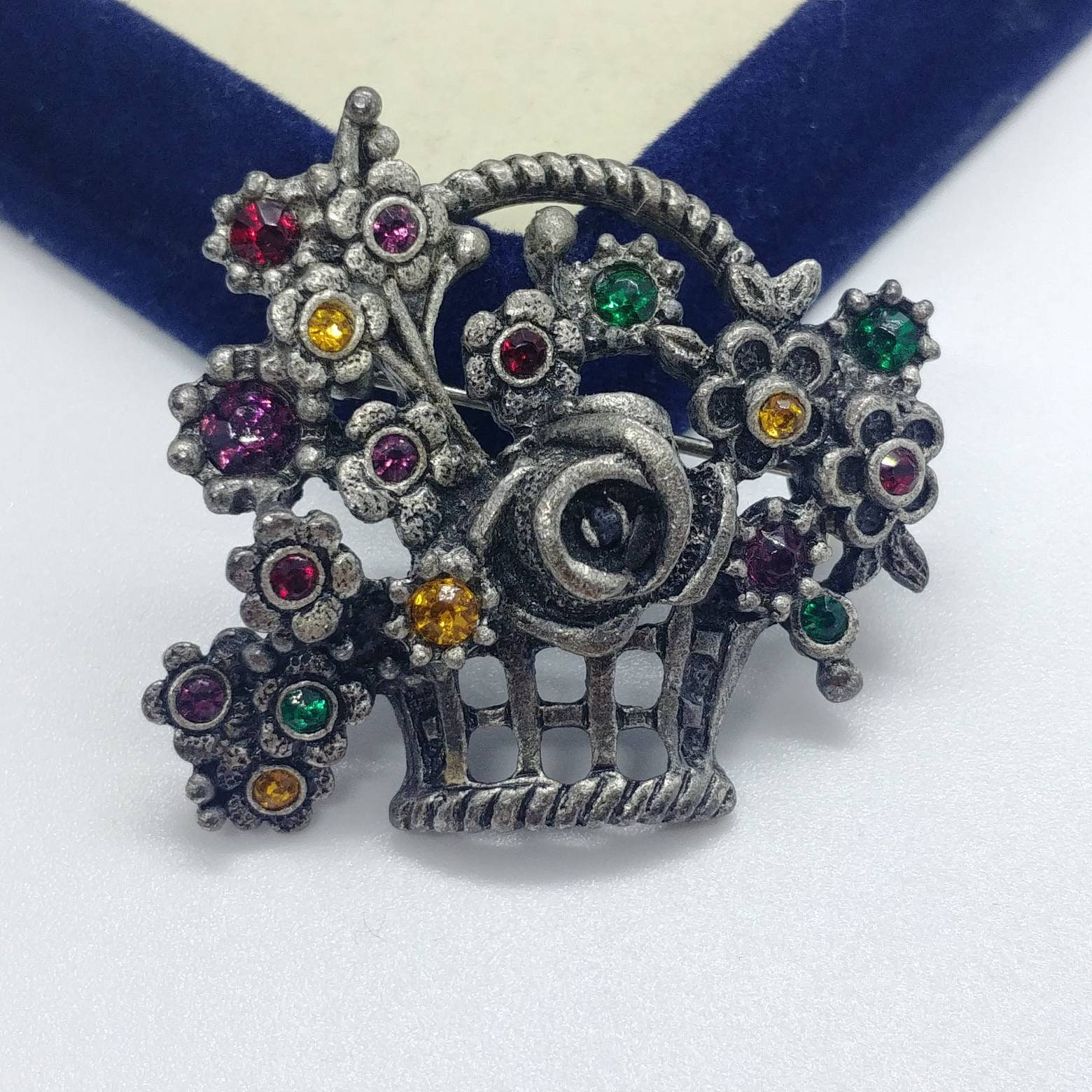 Vintage Korb Brosche Blume Schwarz Zinn Mit Rot, Grün, Gelb Kristalle von VintageBijouStore