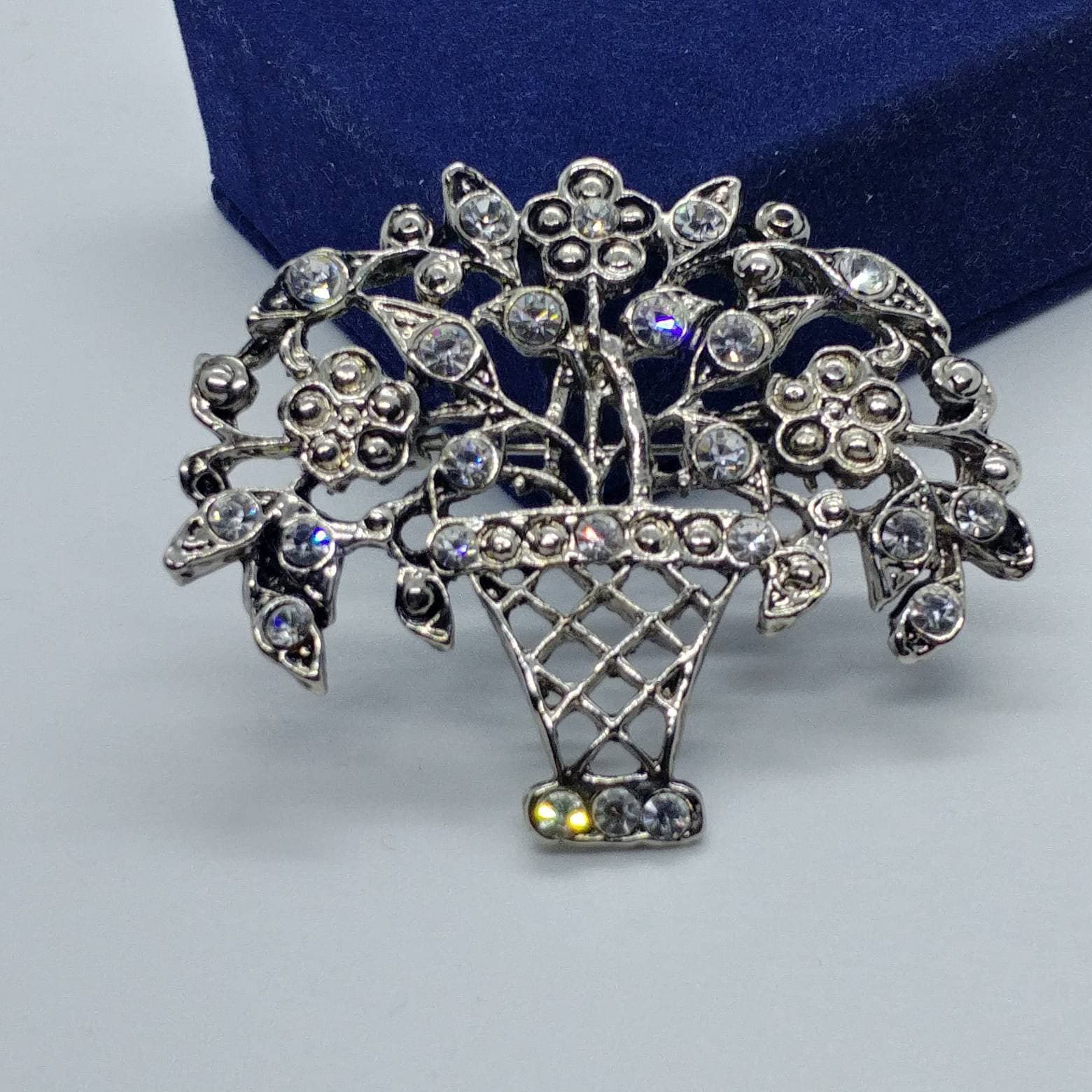 Vintage Korb-Brosche Blume Silberfarben Mit Strass von VintageBijouStore