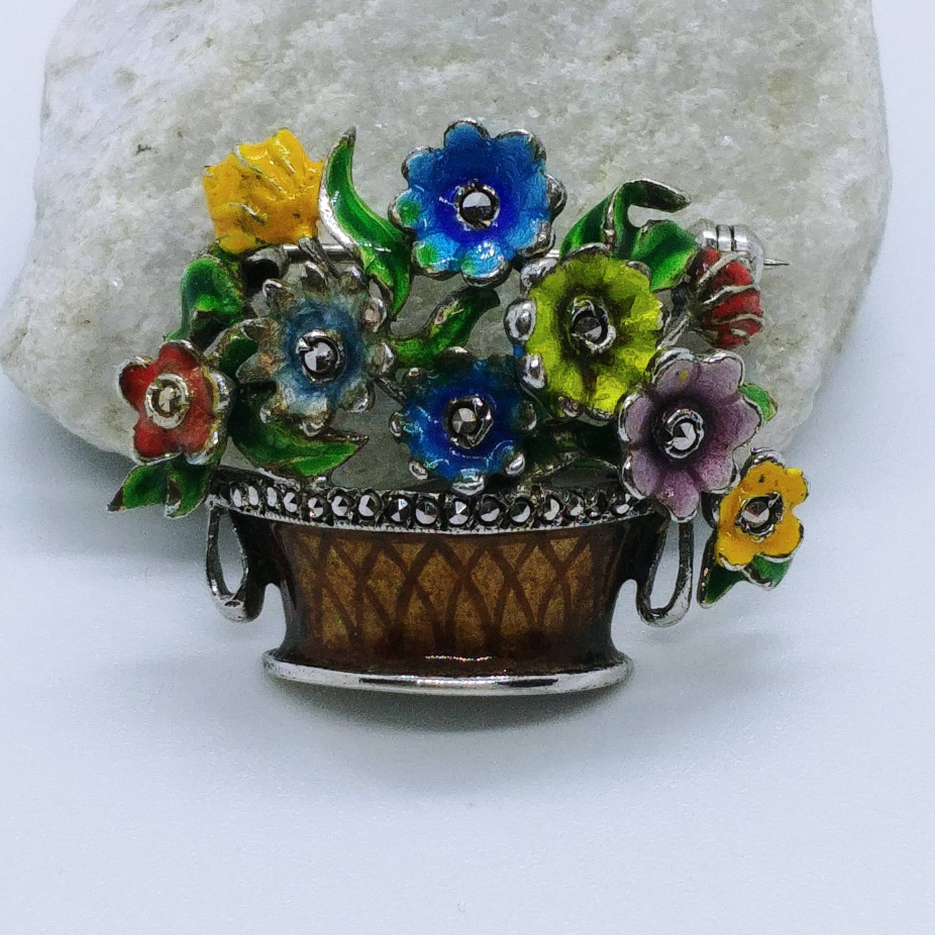 Vintage Korb-Brosche Mit Blumen Goldfarben Farbiger Emaille von VintageBijouStore