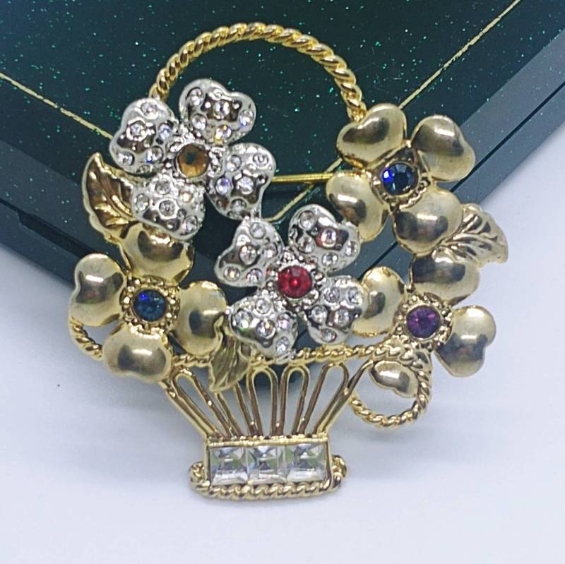 Vintage Korb Brosche Mit Blumen Goldfarben Strasssteinen von VintageBijouStore