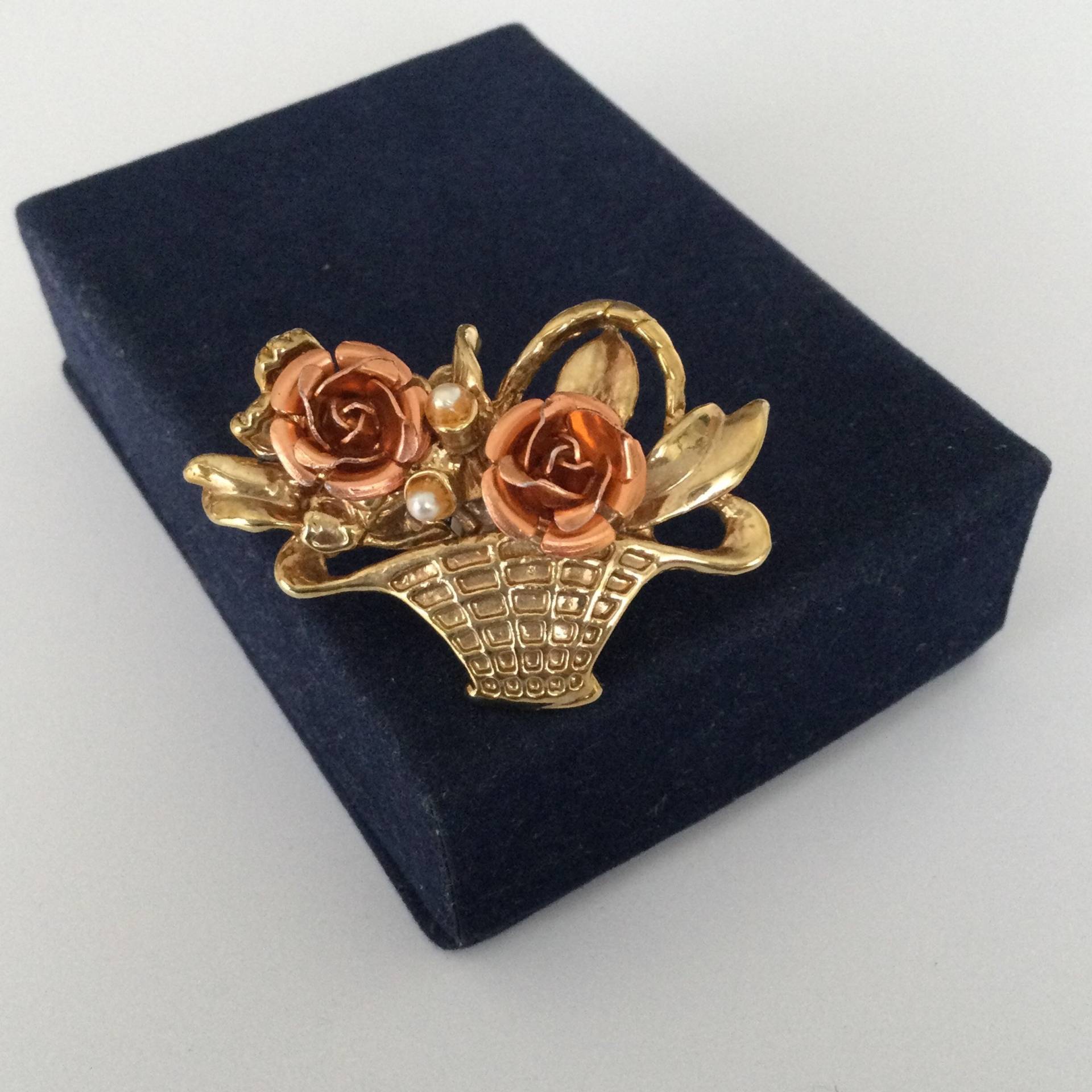 Vintage Korb-Brosche Mit Rosa Blumen Gold-Ton Perlen von VintageBijouStore