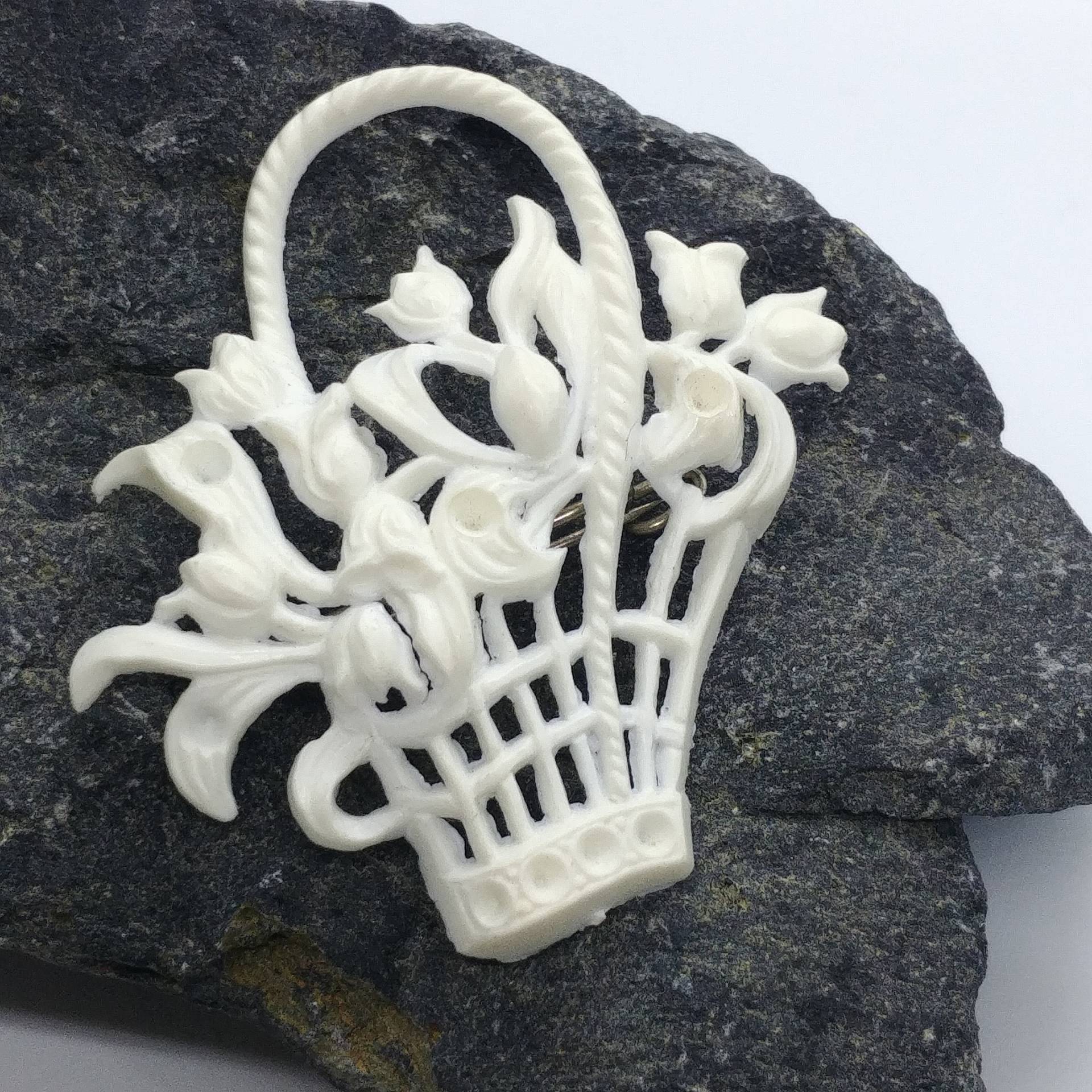 Vintage Korbbrosche Blume Weiß Kunststoff von VintageBijouStore