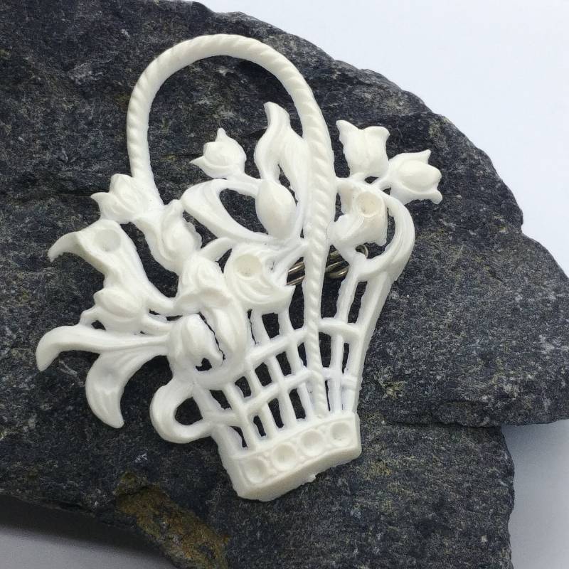 Vintage Korbbrosche Blume Weiß Kunststoff von VintageBijouStore