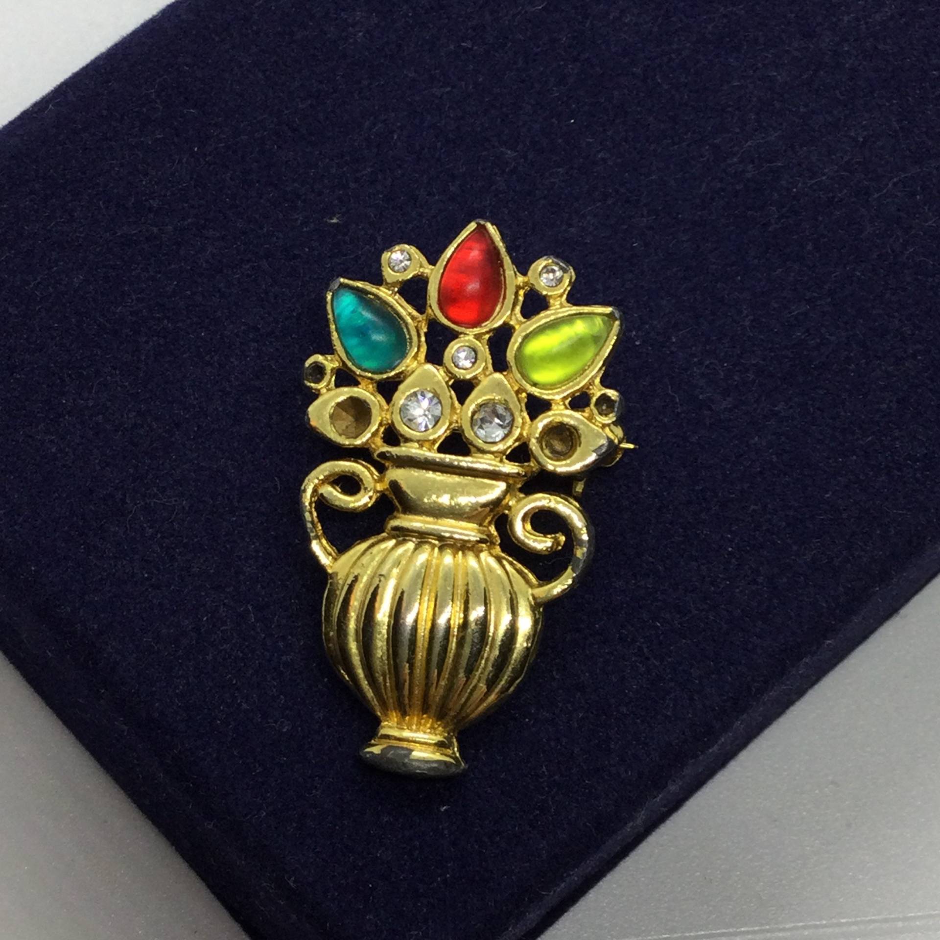 Vintage Korbvasen-Brosche Mit Blumen. Goldfarbenes Metall Und Farbige Stouns von VintageBijouStore