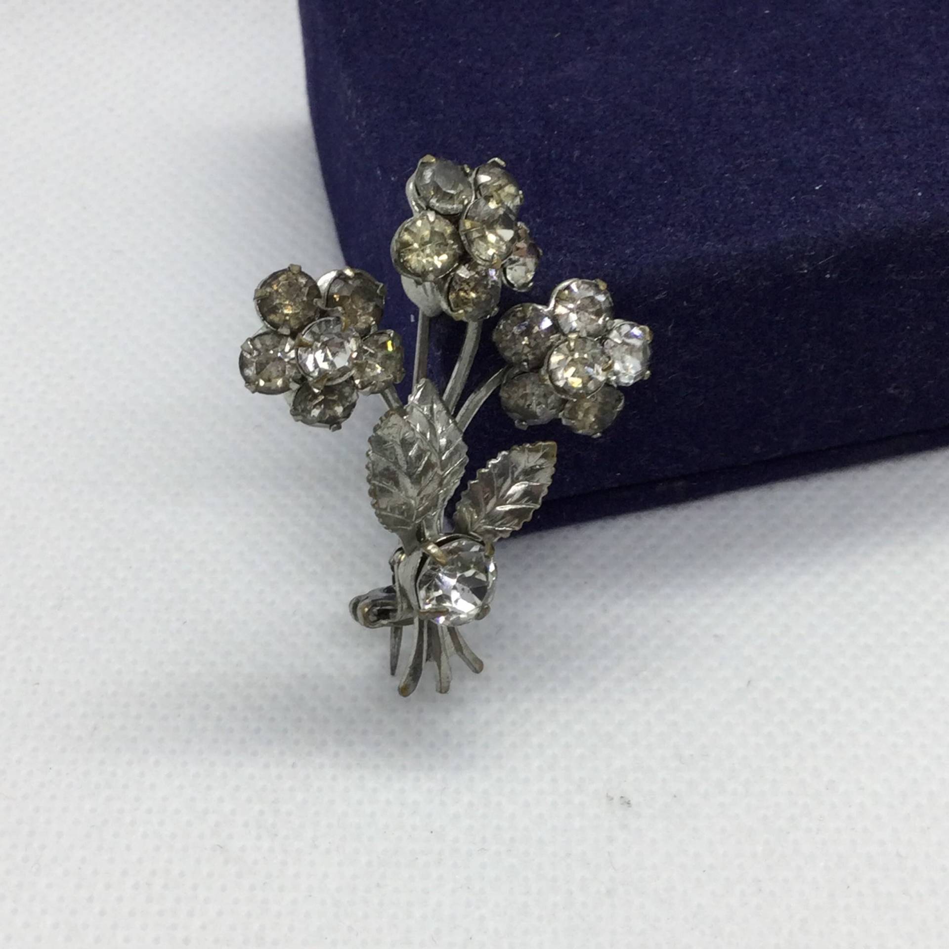 Vintage Kristall Blume Brosche Silberfarben von VintageBijouStore