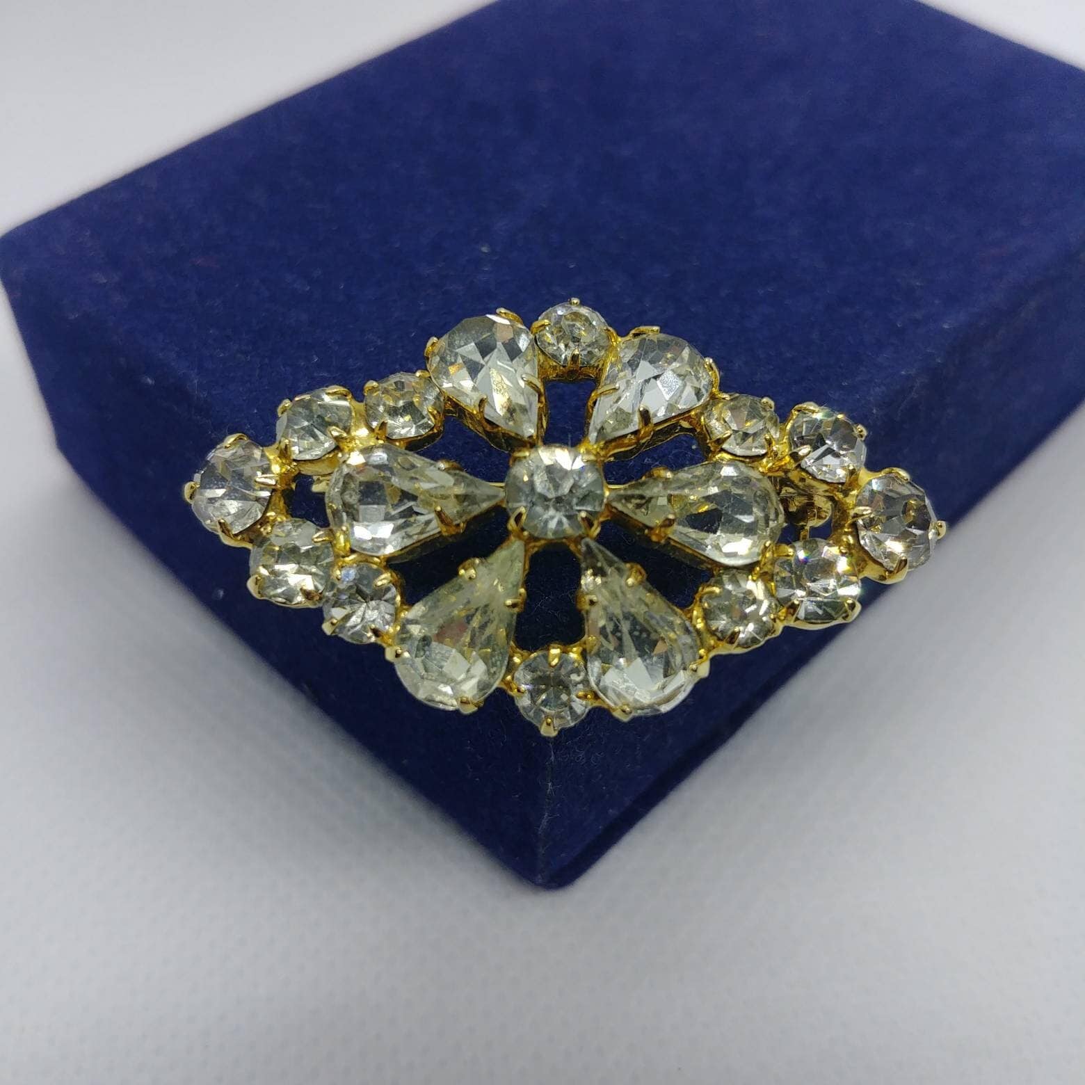 Vintage Kristall Brosche Gold Ton von VintageBijouStore