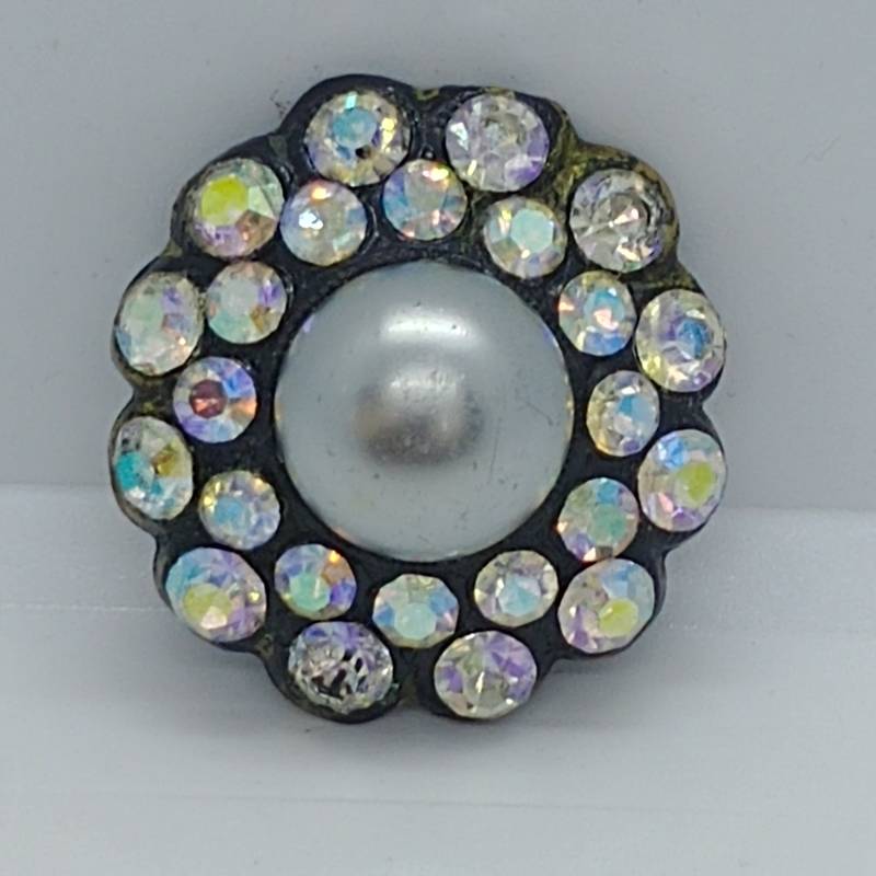 Vintage Kristall Brosche Mit Ab-Kristallen Einer Großen Perle in Der Mitte von VintageBijouStore