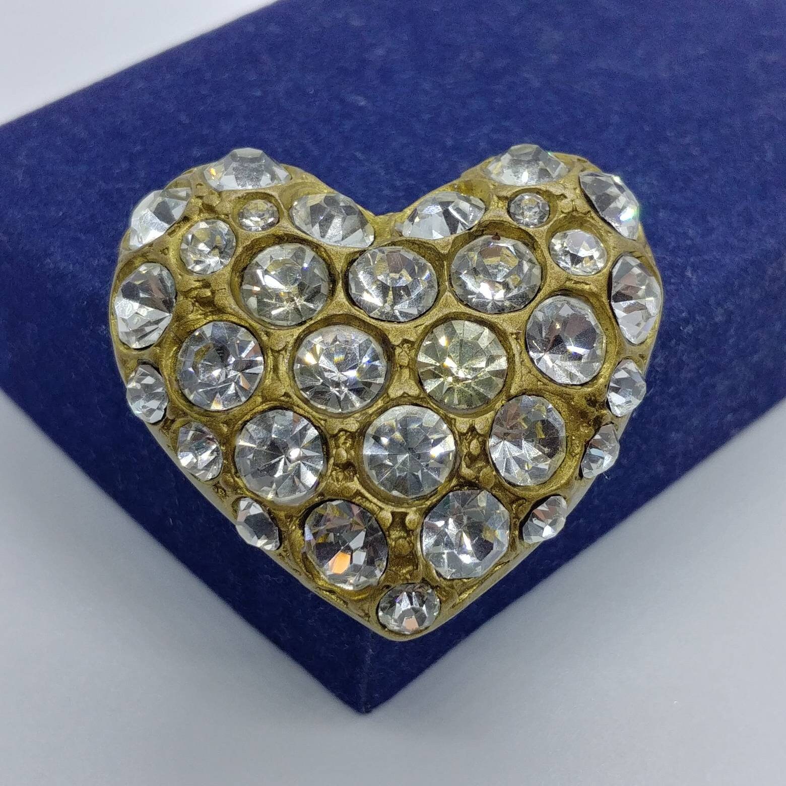 Vintage Kristall Herz Brosche Funkelnde Strass-Anstecknadel von VintageBijouStore