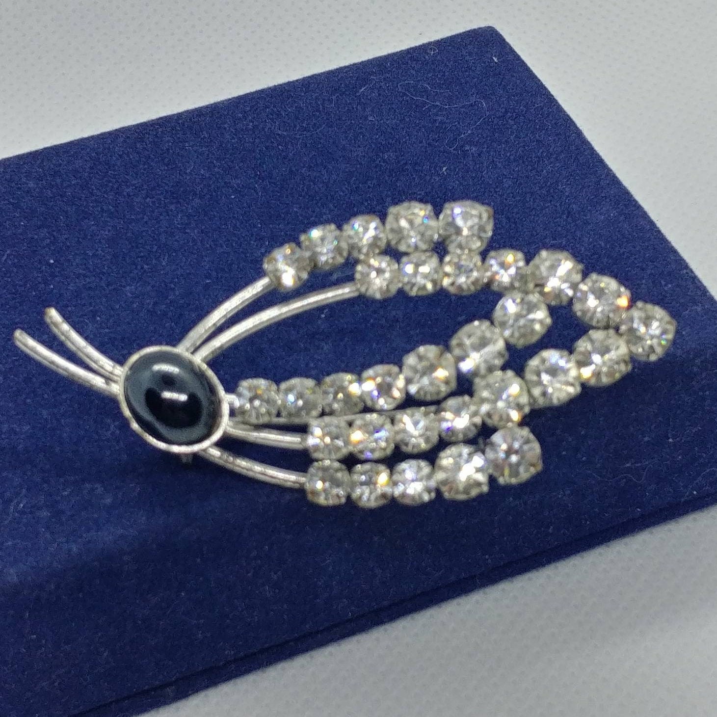 Vintage Kristallbrosche/Brosche Silberfarben Mit Schwarzer Perle von VintageBijouStore