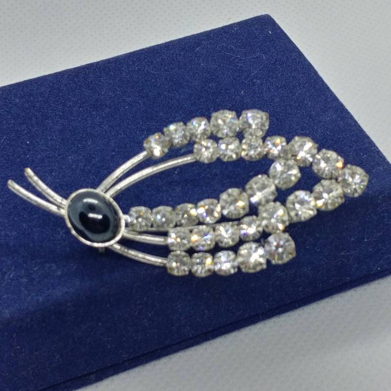 Vintage Kristallbrosche/Brosche Silberfarben Mit Schwarzer Perle von VintageBijouStore