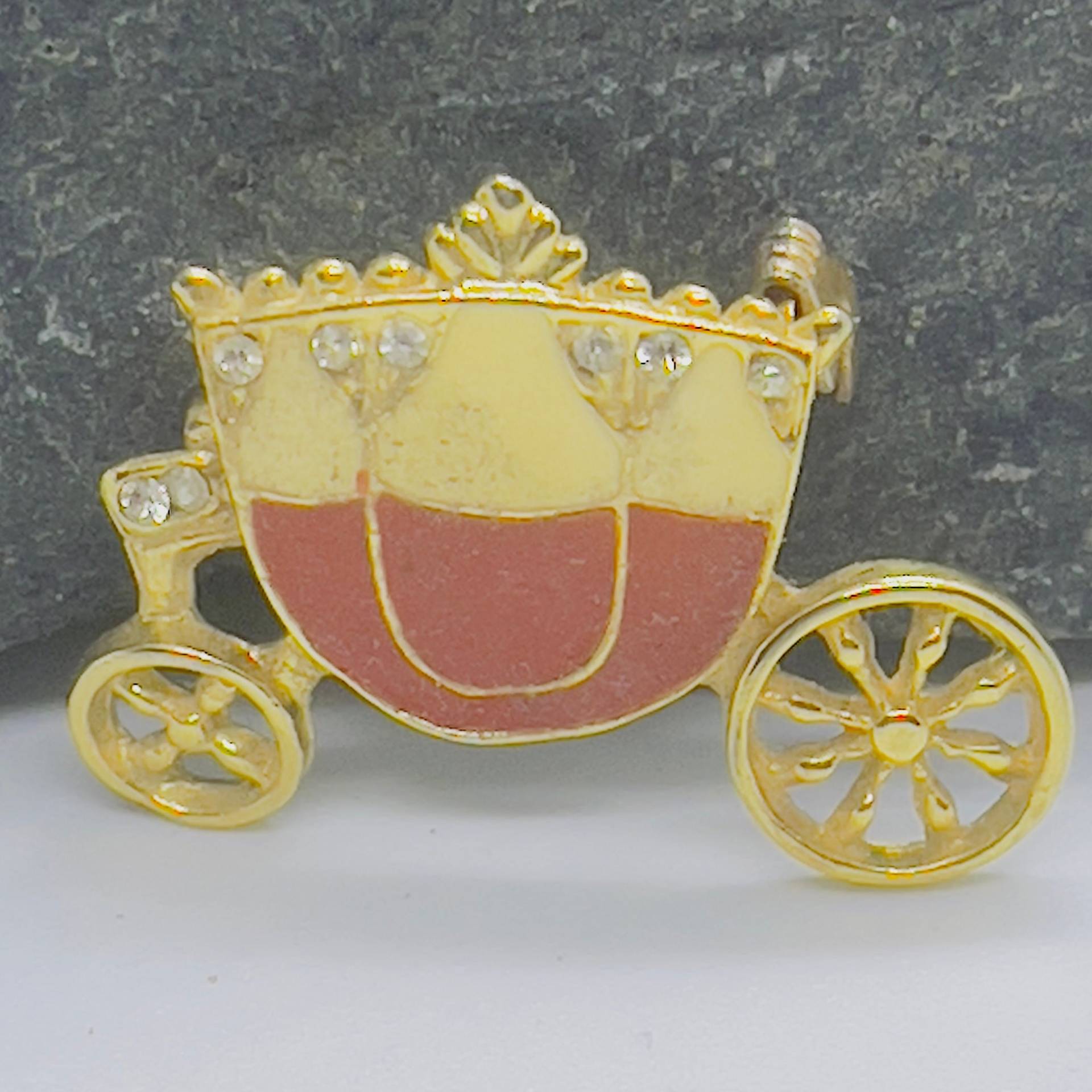 Vintage Kutschen Brosche Goldfarben Mit Emaille von VintageBijouStore