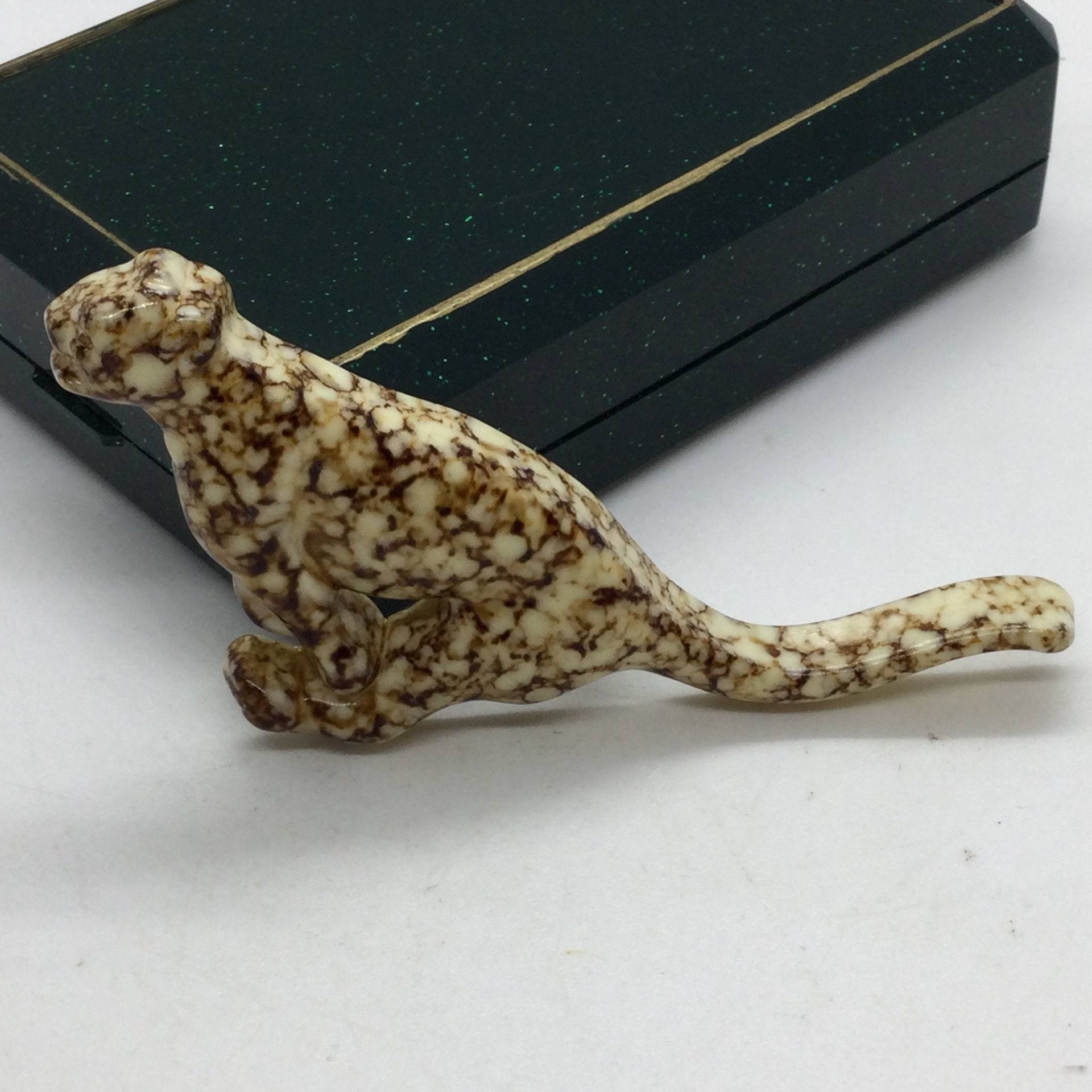 Vintage Leopard Brosche Goldfarbene Panther Brosche Aus Kunststoff von VintageBijouStore