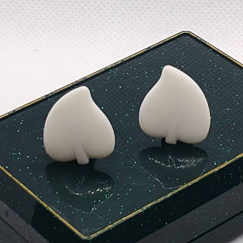 Vintage Ohrclip/Ohrclips Weiße Kunststoff Blatt Ohrclips von VintageBijouStore